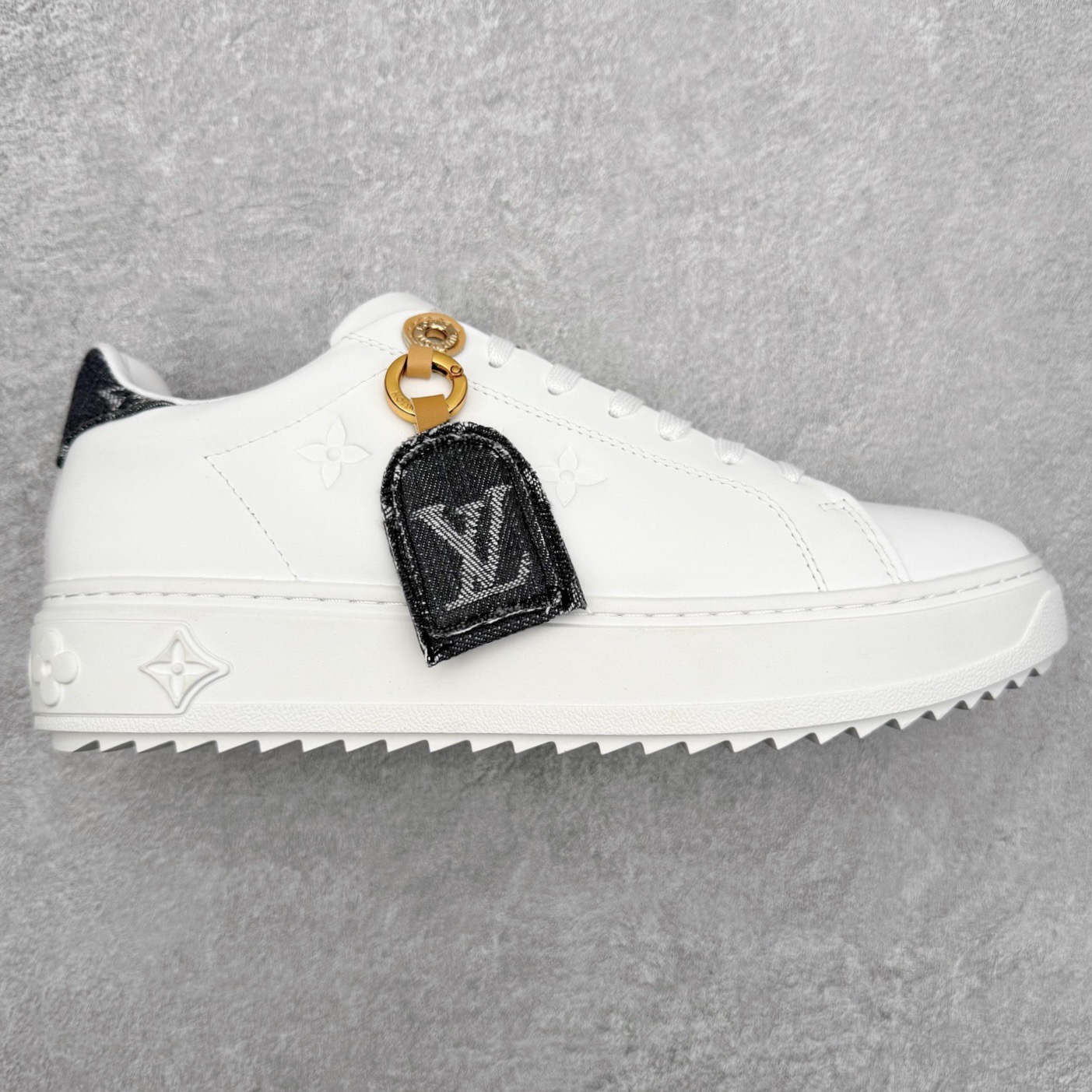 图片[9]-＃FS Louis Vuitton 路易威登 lv Time Out 低帮时尚运动板鞋 为舒软小牛皮革压印金属质感 Monogram 图案 再令 Louis 和vuitton 装饰点缀鞋带 与卢勒克斯金属线共同 释放莹泽光芒 搭配后部 Monogram帆布饰边和加厚胎面橡胶外底 鞋面胎牛皮和进口PVC制裁而成 高密度进口电脑车线工艺、经典LOGO跟PVC完美结合 原版大底开模 内里采用进口羊皮 超软皮内里+鞋垫 最新LV/路易威登 杨幂 关晓彤 官方等多明星网红同款 快手抖音等多平台热推 尺码：35 36 37 38 39 40 41 42 43 44-选品中心