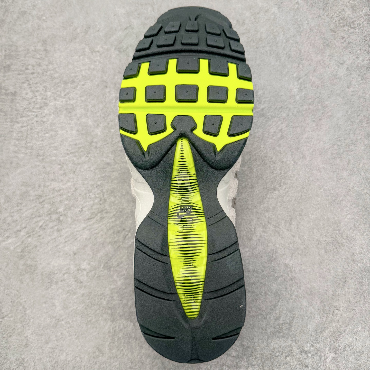 图片[9]-＃GX纯原 NK Air Max 95 复古减震气垫跑鞋 灰绿 HM4738-001 经典重温 外单专供大厂出品 品质稳定 一百余色 终端操作 鞋款设计灵感源于人体构造 中底设计基于人体的脊柱构造 是整体设计的核心 尼龙孔眼代表了肋骨 而分层式面板和网眼象征着肌肉纤维和肉体组织 Air Max 95采用了两个独立的吹塑成型的Air-Sole单元 并首次在前掌使用可视化气垫设计 Swoosh logo夜当作一个 点符号放在了鞋子的后帮位置 20年的发展让 AIR MAX 95有了不同的故事 20年后再度面向世人的时候 焕然一新的面貌 让人有了另外一种清新脱俗的感觉 尺码：40 40.5 41 42 42.5 43 44 44.5 45 45.5 46 47.5 48.5-选品中心