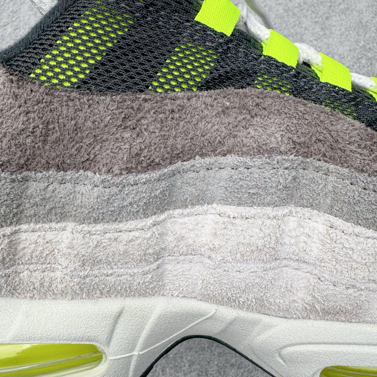 图片[19]-＃GX纯原 NK Air Max 95 复古减震气垫跑鞋 灰绿 HM4738-001 经典重温 外单专供大厂出品 品质稳定 一百余色 终端操作 鞋款设计灵感源于人体构造 中底设计基于人体的脊柱构造 是整体设计的核心 尼龙孔眼代表了肋骨 而分层式面板和网眼象征着肌肉纤维和肉体组织 Air Max 95采用了两个独立的吹塑成型的Air-Sole单元 并首次在前掌使用可视化气垫设计 Swoosh logo夜当作一个 点符号放在了鞋子的后帮位置 20年的发展让 AIR MAX 95有了不同的故事 20年后再度面向世人的时候 焕然一新的面貌 让人有了另外一种清新脱俗的感觉 尺码：40 40.5 41 42 42.5 43 44 44.5 45 45.5 46 47.5 48.5-选品中心