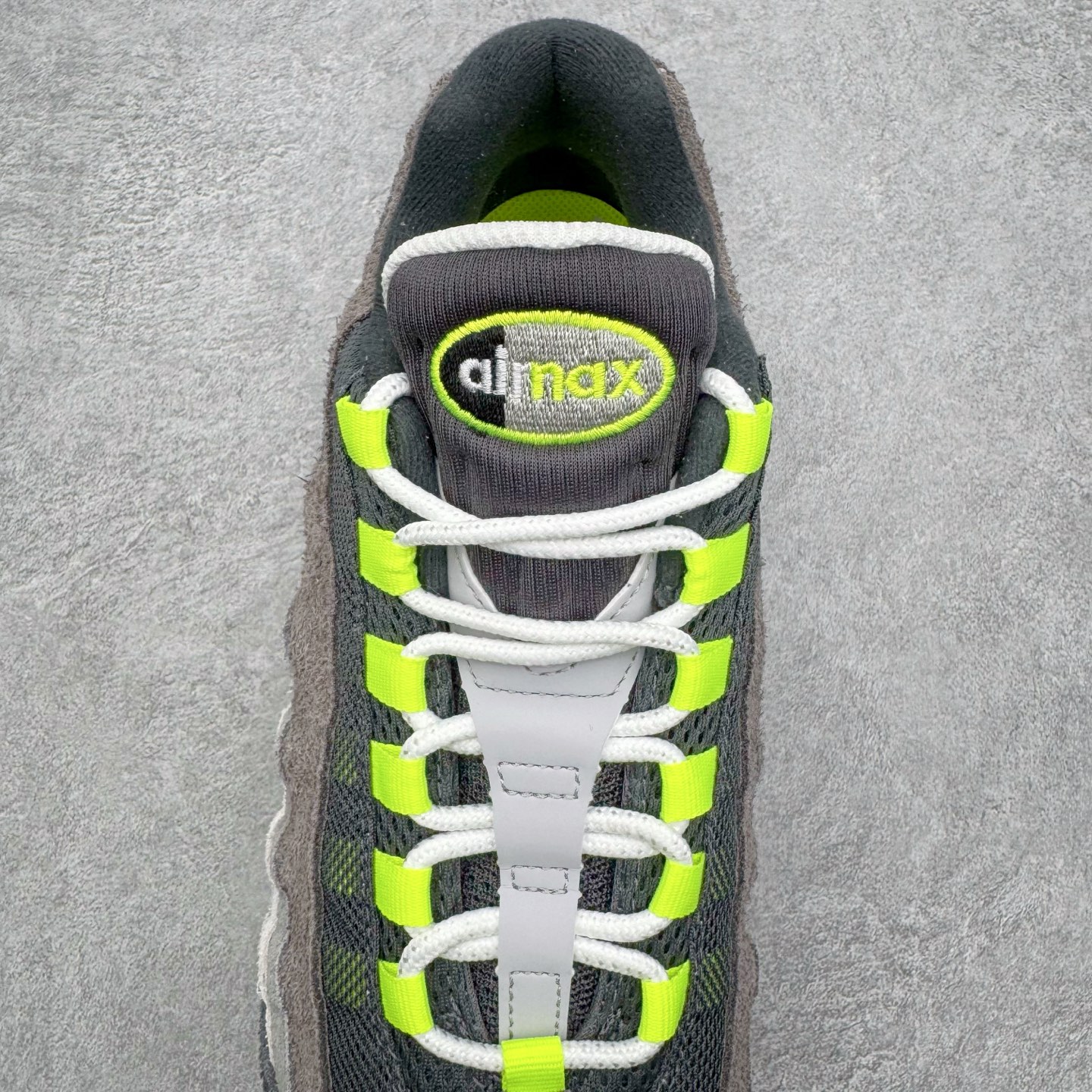 图片[5]-＃GX纯原 NK Air Max 95 复古减震气垫跑鞋 灰绿 HM4738-001 经典重温 外单专供大厂出品 品质稳定 一百余色 终端操作 鞋款设计灵感源于人体构造 中底设计基于人体的脊柱构造 是整体设计的核心 尼龙孔眼代表了肋骨 而分层式面板和网眼象征着肌肉纤维和肉体组织 Air Max 95采用了两个独立的吹塑成型的Air-Sole单元 并首次在前掌使用可视化气垫设计 Swoosh logo夜当作一个 点符号放在了鞋子的后帮位置 20年的发展让 AIR MAX 95有了不同的故事 20年后再度面向世人的时候 焕然一新的面貌 让人有了另外一种清新脱俗的感觉 尺码：40 40.5 41 42 42.5 43 44 44.5 45 45.5 46 47.5 48.5-选品中心