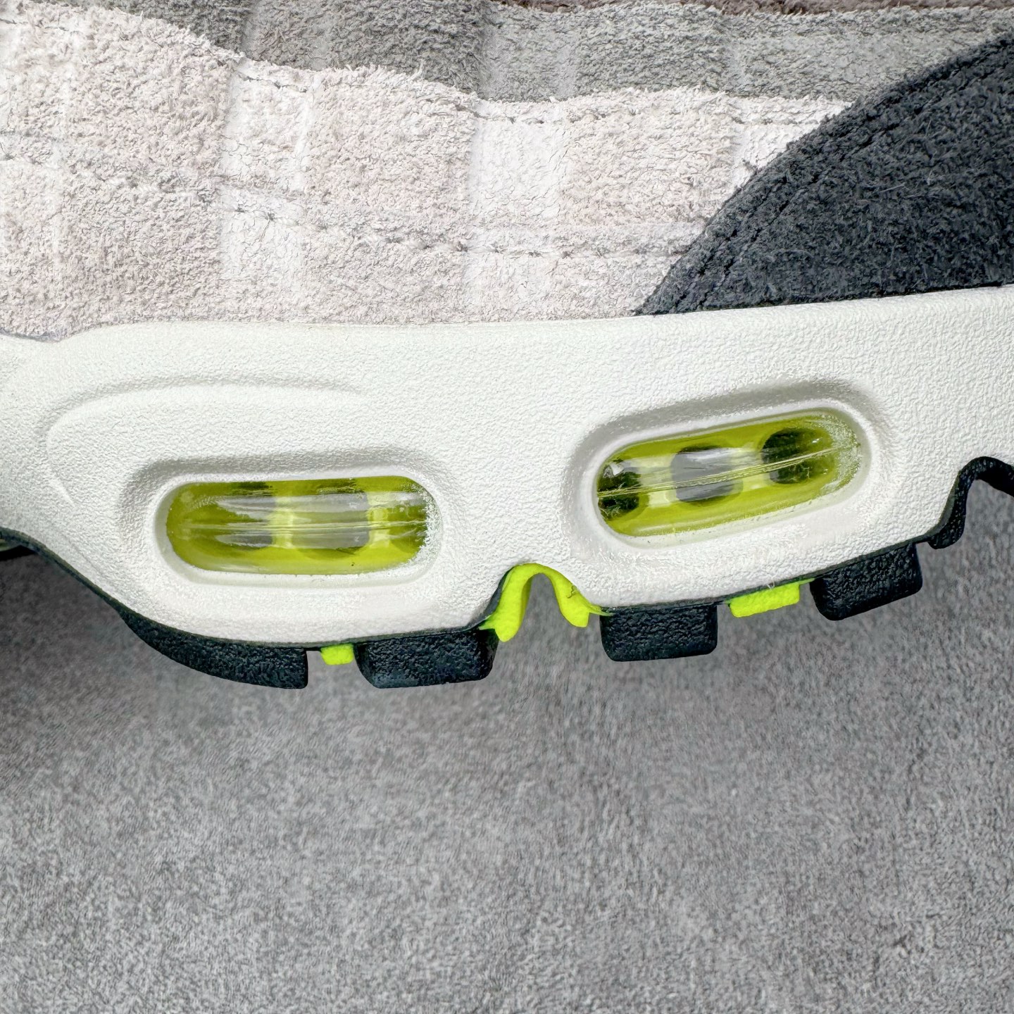 图片[18]-＃GX纯原 NK Air Max 95 复古减震气垫跑鞋 灰绿 HM4738-001 经典重温 外单专供大厂出品 品质稳定 一百余色 终端操作 鞋款设计灵感源于人体构造 中底设计基于人体的脊柱构造 是整体设计的核心 尼龙孔眼代表了肋骨 而分层式面板和网眼象征着肌肉纤维和肉体组织 Air Max 95采用了两个独立的吹塑成型的Air-Sole单元 并首次在前掌使用可视化气垫设计 Swoosh logo夜当作一个 点符号放在了鞋子的后帮位置 20年的发展让 AIR MAX 95有了不同的故事 20年后再度面向世人的时候 焕然一新的面貌 让人有了另外一种清新脱俗的感觉 尺码：40 40.5 41 42 42.5 43 44 44.5 45 45.5 46 47.5 48.5-选品中心