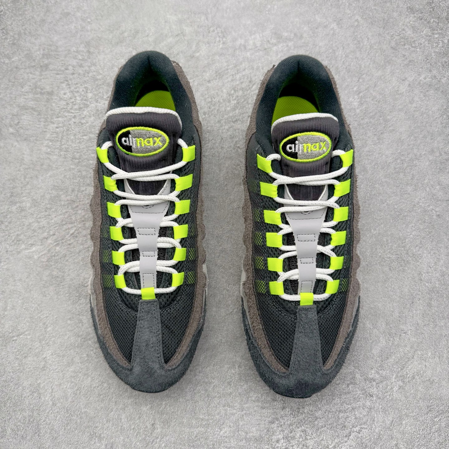 图片[2]-＃GX纯原 NK Air Max 95 复古减震气垫跑鞋 灰绿 HM4738-001 经典重温 外单专供大厂出品 品质稳定 一百余色 终端操作 鞋款设计灵感源于人体构造 中底设计基于人体的脊柱构造 是整体设计的核心 尼龙孔眼代表了肋骨 而分层式面板和网眼象征着肌肉纤维和肉体组织 Air Max 95采用了两个独立的吹塑成型的Air-Sole单元 并首次在前掌使用可视化气垫设计 Swoosh logo夜当作一个 点符号放在了鞋子的后帮位置 20年的发展让 AIR MAX 95有了不同的故事 20年后再度面向世人的时候 焕然一新的面貌 让人有了另外一种清新脱俗的感觉 尺码：40 40.5 41 42 42.5 43 44 44.5 45 45.5 46 47.5 48.5-选品中心