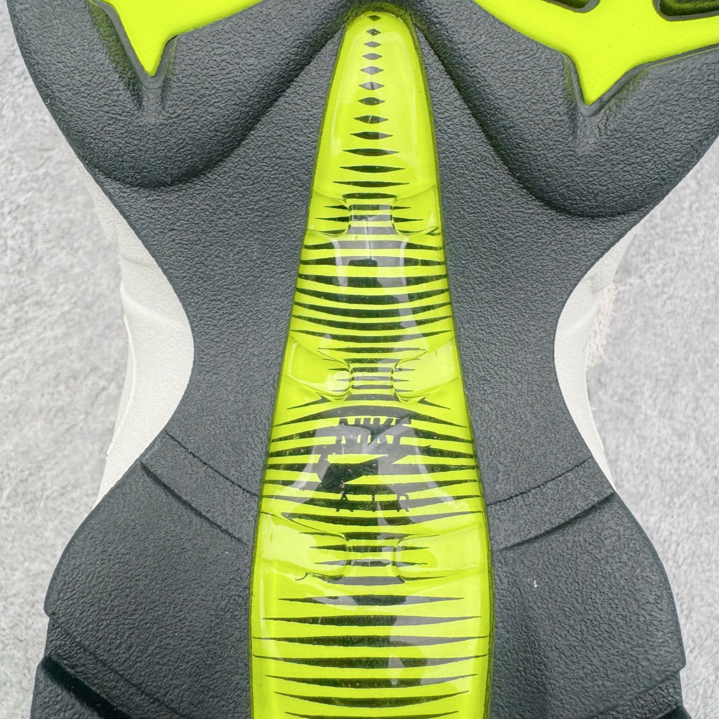 图片[10]-＃GX纯原 NK Air Max 95 复古减震气垫跑鞋 灰绿 HM4738-001 经典重温 外单专供大厂出品 品质稳定 一百余色 终端操作 鞋款设计灵感源于人体构造 中底设计基于人体的脊柱构造 是整体设计的核心 尼龙孔眼代表了肋骨 而分层式面板和网眼象征着肌肉纤维和肉体组织 Air Max 95采用了两个独立的吹塑成型的Air-Sole单元 并首次在前掌使用可视化气垫设计 Swoosh logo夜当作一个 点符号放在了鞋子的后帮位置 20年的发展让 AIR MAX 95有了不同的故事 20年后再度面向世人的时候 焕然一新的面貌 让人有了另外一种清新脱俗的感觉 尺码：40 40.5 41 42 42.5 43 44 44.5 45 45.5 46 47.5 48.5-选品中心