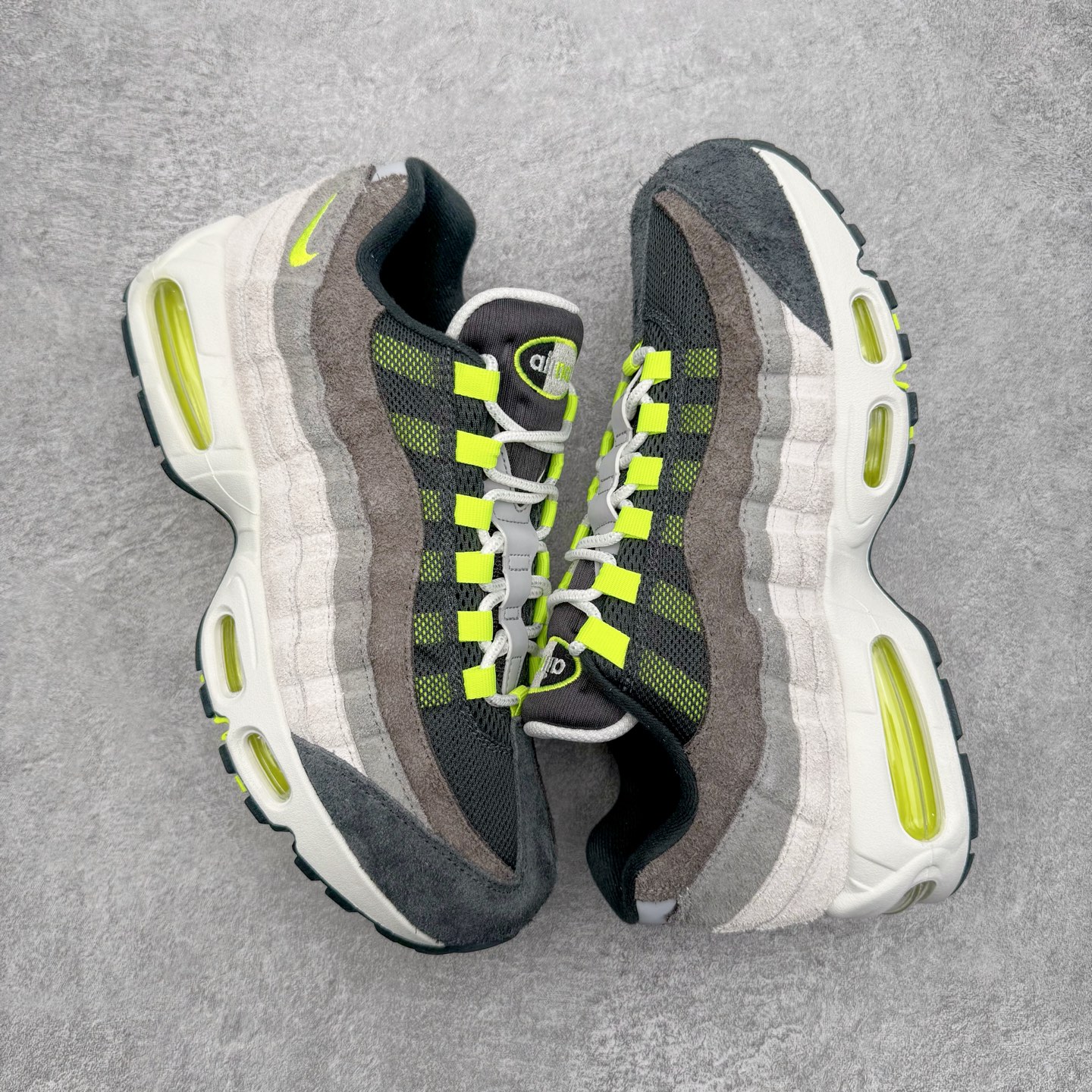 图片[3]-＃GX纯原 NK Air Max 95 复古减震气垫跑鞋 灰绿 HM4738-001 经典重温 外单专供大厂出品 品质稳定 一百余色 终端操作 鞋款设计灵感源于人体构造 中底设计基于人体的脊柱构造 是整体设计的核心 尼龙孔眼代表了肋骨 而分层式面板和网眼象征着肌肉纤维和肉体组织 Air Max 95采用了两个独立的吹塑成型的Air-Sole单元 并首次在前掌使用可视化气垫设计 Swoosh logo夜当作一个 点符号放在了鞋子的后帮位置 20年的发展让 AIR MAX 95有了不同的故事 20年后再度面向世人的时候 焕然一新的面貌 让人有了另外一种清新脱俗的感觉 尺码：40 40.5 41 42 42.5 43 44 44.5 45 45.5 46 47.5 48.5-选品中心