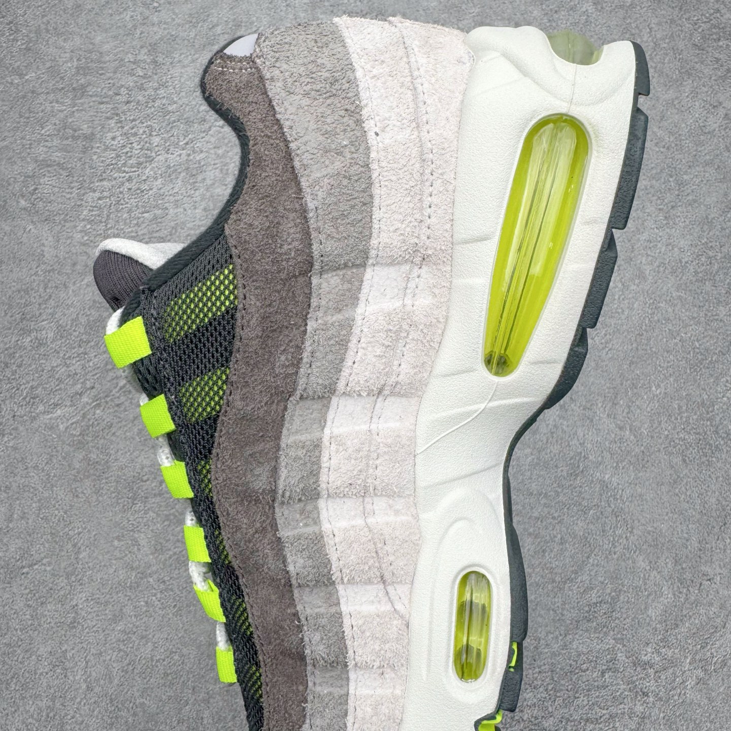 图片[7]-＃GX纯原 NK Air Max 95 复古减震气垫跑鞋 灰绿 HM4738-001 经典重温 外单专供大厂出品 品质稳定 一百余色 终端操作 鞋款设计灵感源于人体构造 中底设计基于人体的脊柱构造 是整体设计的核心 尼龙孔眼代表了肋骨 而分层式面板和网眼象征着肌肉纤维和肉体组织 Air Max 95采用了两个独立的吹塑成型的Air-Sole单元 并首次在前掌使用可视化气垫设计 Swoosh logo夜当作一个 点符号放在了鞋子的后帮位置 20年的发展让 AIR MAX 95有了不同的故事 20年后再度面向世人的时候 焕然一新的面貌 让人有了另外一种清新脱俗的感觉 尺码：40 40.5 41 42 42.5 43 44 44.5 45 45.5 46 47.5 48.5-选品中心