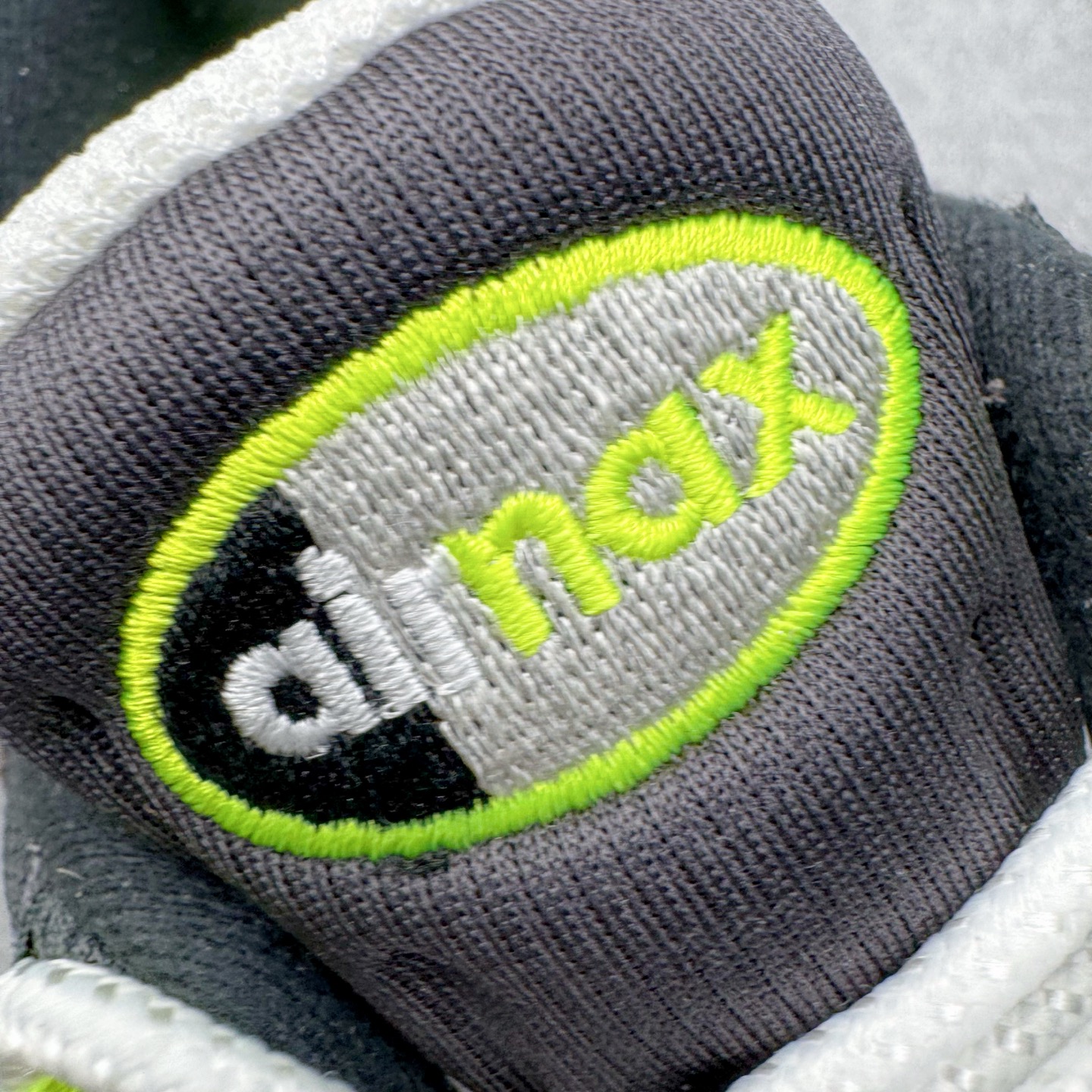 图片[13]-＃GX纯原 NK Air Max 95 复古减震气垫跑鞋 灰绿 HM4738-001 经典重温 外单专供大厂出品 品质稳定 一百余色 终端操作 鞋款设计灵感源于人体构造 中底设计基于人体的脊柱构造 是整体设计的核心 尼龙孔眼代表了肋骨 而分层式面板和网眼象征着肌肉纤维和肉体组织 Air Max 95采用了两个独立的吹塑成型的Air-Sole单元 并首次在前掌使用可视化气垫设计 Swoosh logo夜当作一个 点符号放在了鞋子的后帮位置 20年的发展让 AIR MAX 95有了不同的故事 20年后再度面向世人的时候 焕然一新的面貌 让人有了另外一种清新脱俗的感觉 尺码：40 40.5 41 42 42.5 43 44 44.5 45 45.5 46 47.5 48.5-选品中心