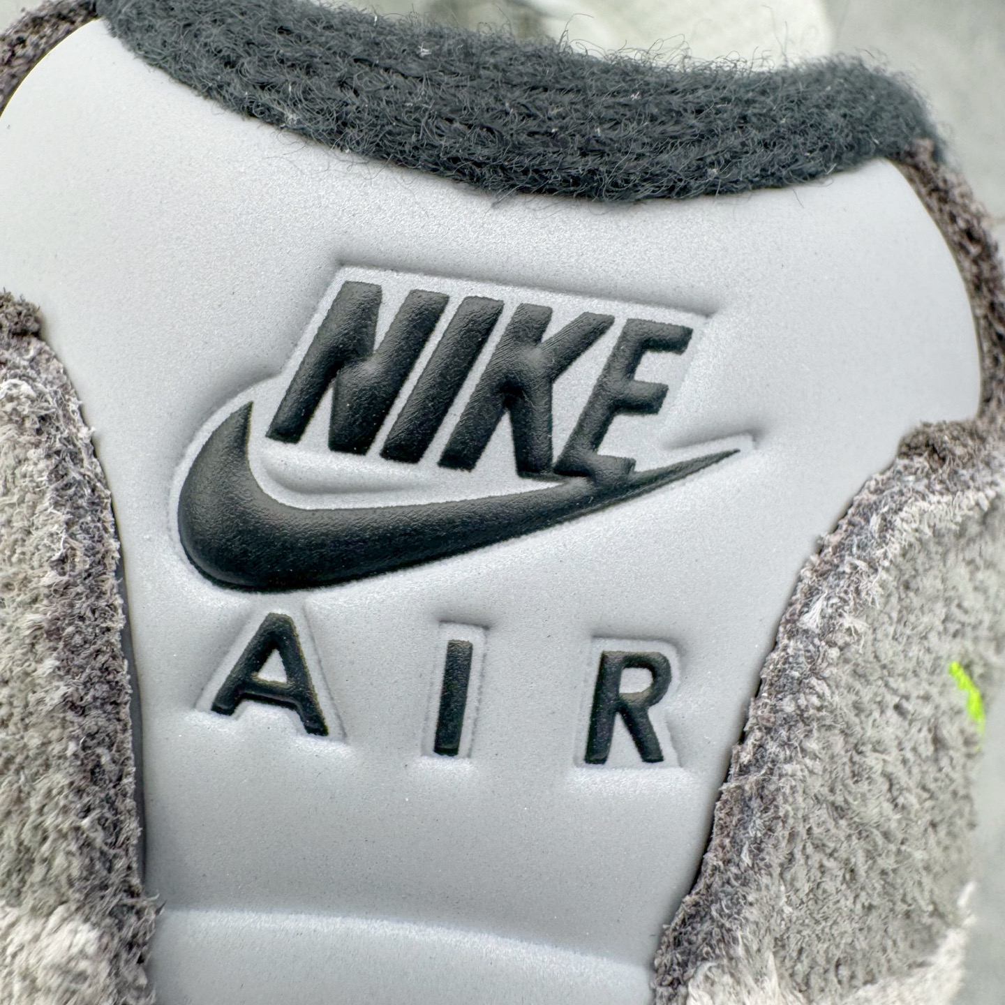 图片[15]-＃GX纯原 NK Air Max 95 复古减震气垫跑鞋 灰绿 HM4738-001 经典重温 外单专供大厂出品 品质稳定 一百余色 终端操作 鞋款设计灵感源于人体构造 中底设计基于人体的脊柱构造 是整体设计的核心 尼龙孔眼代表了肋骨 而分层式面板和网眼象征着肌肉纤维和肉体组织 Air Max 95采用了两个独立的吹塑成型的Air-Sole单元 并首次在前掌使用可视化气垫设计 Swoosh logo夜当作一个 点符号放在了鞋子的后帮位置 20年的发展让 AIR MAX 95有了不同的故事 20年后再度面向世人的时候 焕然一新的面貌 让人有了另外一种清新脱俗的感觉 尺码：40 40.5 41 42 42.5 43 44 44.5 45 45.5 46 47.5 48.5-选品中心