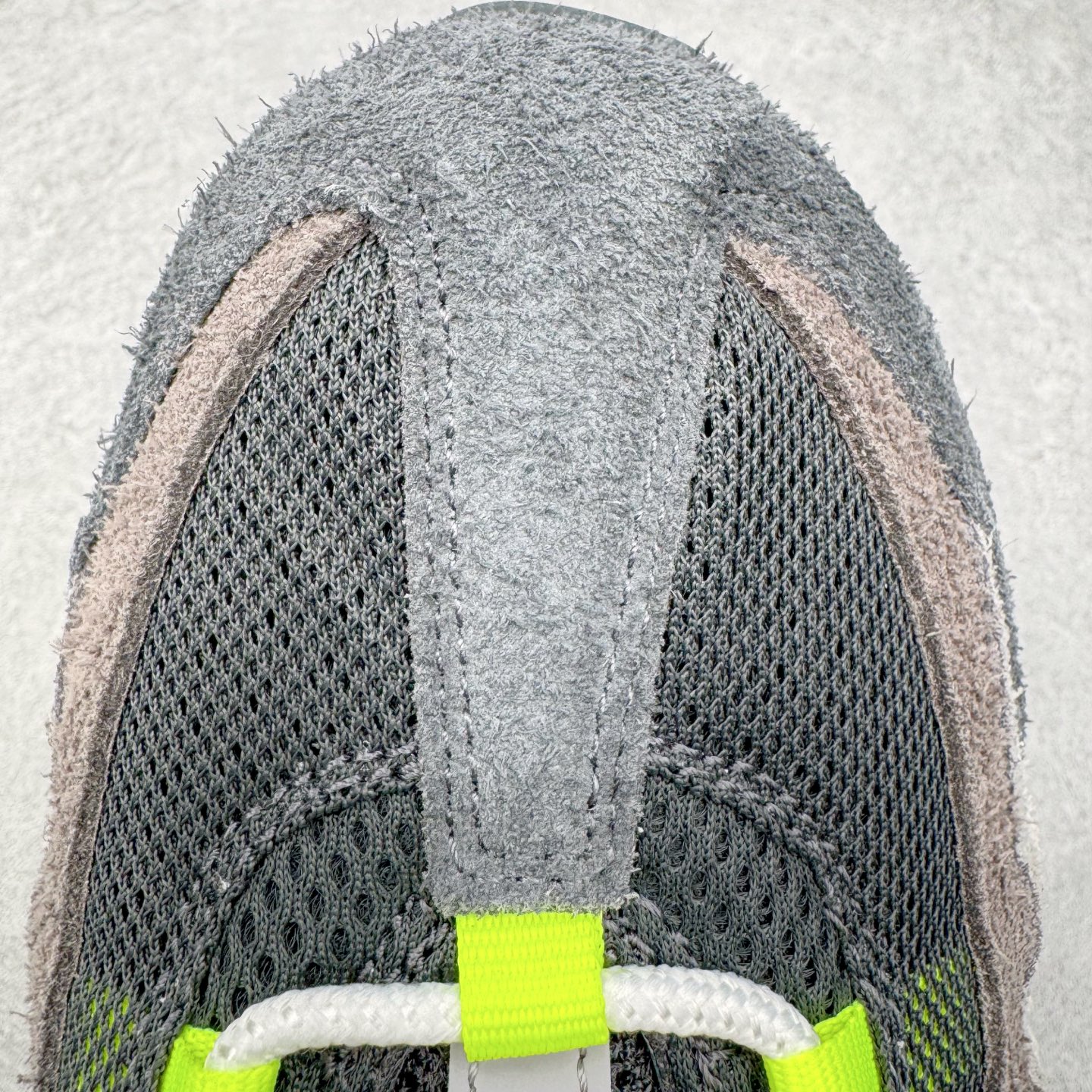 图片[21]-＃GX纯原 NK Air Max 95 复古减震气垫跑鞋 灰绿 HM4738-001 经典重温 外单专供大厂出品 品质稳定 一百余色 终端操作 鞋款设计灵感源于人体构造 中底设计基于人体的脊柱构造 是整体设计的核心 尼龙孔眼代表了肋骨 而分层式面板和网眼象征着肌肉纤维和肉体组织 Air Max 95采用了两个独立的吹塑成型的Air-Sole单元 并首次在前掌使用可视化气垫设计 Swoosh logo夜当作一个 点符号放在了鞋子的后帮位置 20年的发展让 AIR MAX 95有了不同的故事 20年后再度面向世人的时候 焕然一新的面貌 让人有了另外一种清新脱俗的感觉 尺码：40 40.5 41 42 42.5 43 44 44.5 45 45.5 46 47.5 48.5-选品中心