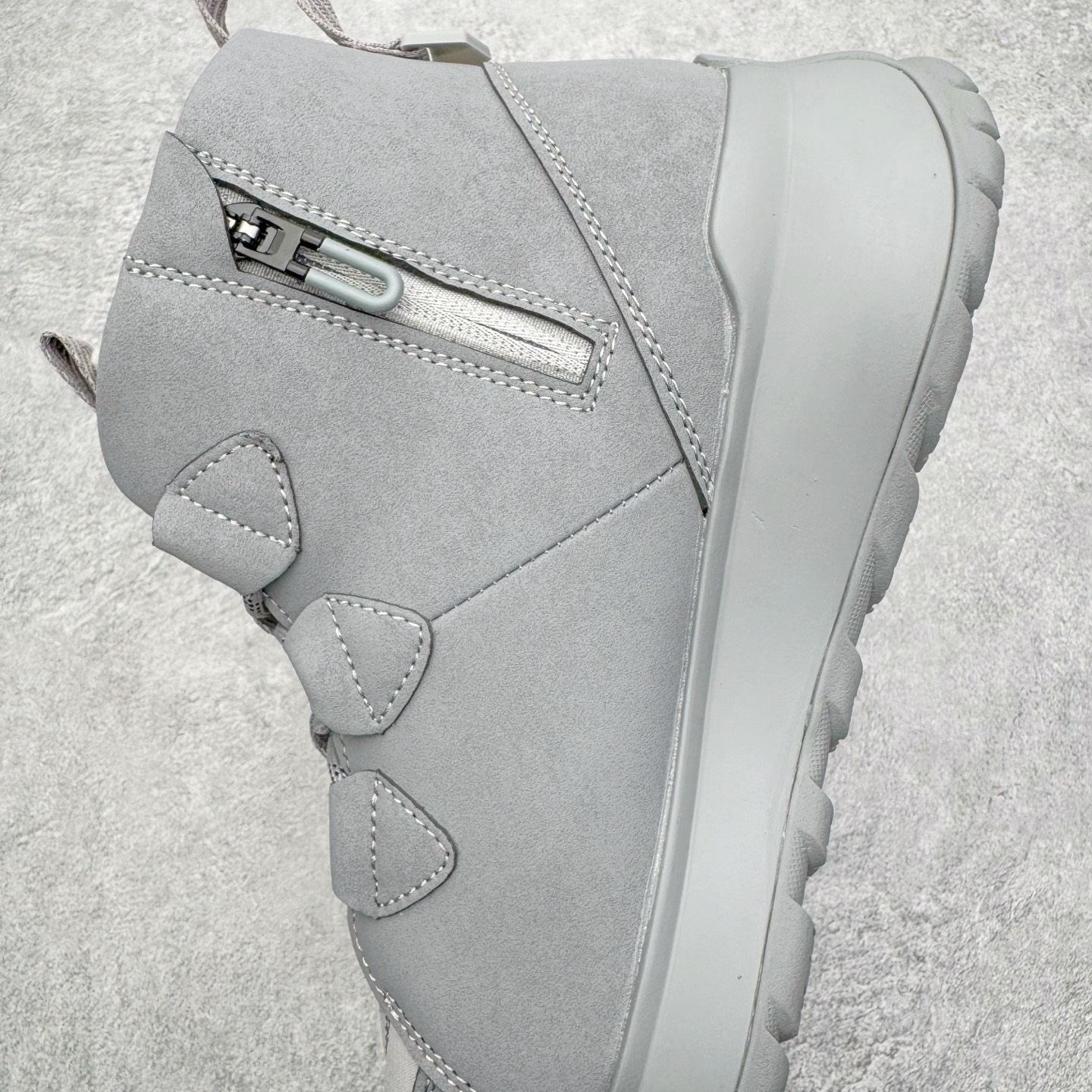 图片[7]-＃K版 迪桑特DESCENTE SKI STYLE系列 保暖耐磨 时尚舒适百搭短筒雪地靴 DESCENTE（迪桑特）创立于1935年，品牌名取自法语词汇，意为“滑降”。品牌箭头标识代表滑雪的三种技术“高速直线滑行”、“穿越”和“侧滑”，也寓意品牌在打造高端专业运动产品中不断追求完美的创新精神，致力于成为中国高端专业滑雪、综训、女子、铁人三项、高尔夫的第一品牌。实拍调校N版已经零色差零失真 百分百还原实物色彩所见即所得 不存在货不对板色差等低级问题 选购参考实物拍摄 不混卖不参货 只用心做好货严格选品 承诺混一赔十 尺码：36 36.5 37.5 38 38.5 39 40 40.5 41 42 42.5 43 44 44.5 45-选品中心