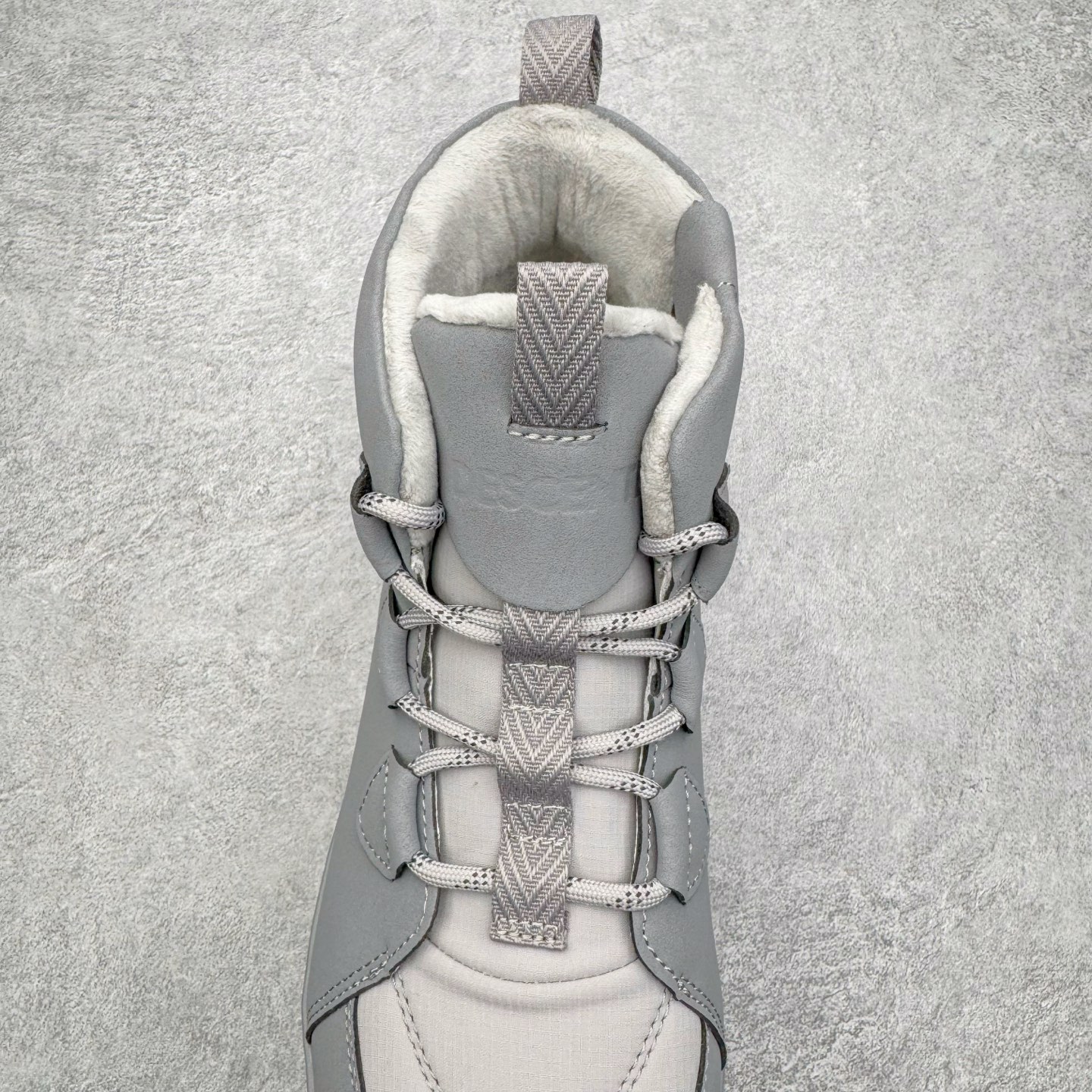 图片[5]-＃K版 迪桑特DESCENTE SKI STYLE系列 保暖耐磨 时尚舒适百搭短筒雪地靴 DESCENTE（迪桑特）创立于1935年，品牌名取自法语词汇，意为“滑降”。品牌箭头标识代表滑雪的三种技术“高速直线滑行”、“穿越”和“侧滑”，也寓意品牌在打造高端专业运动产品中不断追求完美的创新精神，致力于成为中国高端专业滑雪、综训、女子、铁人三项、高尔夫的第一品牌。实拍调校N版已经零色差零失真 百分百还原实物色彩所见即所得 不存在货不对板色差等低级问题 选购参考实物拍摄 不混卖不参货 只用心做好货严格选品 承诺混一赔十 尺码：36 36.5 37.5 38 38.5 39 40 40.5 41 42 42.5 43 44 44.5 45-选品中心