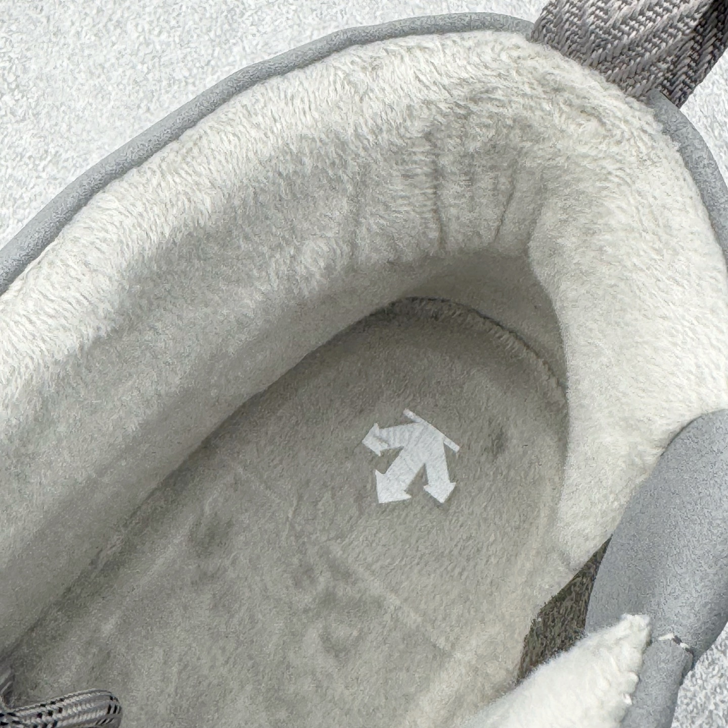 图片[11]-＃K版 迪桑特DESCENTE SKI STYLE系列 保暖耐磨 时尚舒适百搭短筒雪地靴 DESCENTE（迪桑特）创立于1935年，品牌名取自法语词汇，意为“滑降”。品牌箭头标识代表滑雪的三种技术“高速直线滑行”、“穿越”和“侧滑”，也寓意品牌在打造高端专业运动产品中不断追求完美的创新精神，致力于成为中国高端专业滑雪、综训、女子、铁人三项、高尔夫的第一品牌。实拍调校N版已经零色差零失真 百分百还原实物色彩所见即所得 不存在货不对板色差等低级问题 选购参考实物拍摄 不混卖不参货 只用心做好货严格选品 承诺混一赔十 尺码：36 36.5 37.5 38 38.5 39 40 40.5 41 42 42.5 43 44 44.5 45-选品中心