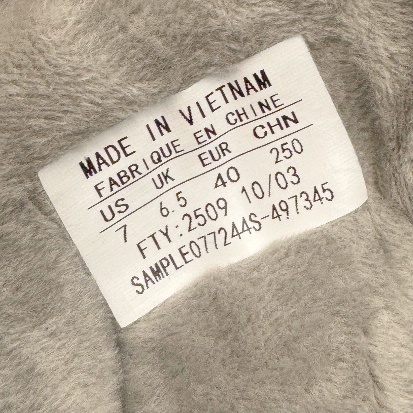 图片[12]-＃K版 迪桑特DESCENTE SKI STYLE系列 保暖耐磨 时尚舒适百搭短筒雪地靴 DESCENTE（迪桑特）创立于1935年，品牌名取自法语词汇，意为“滑降”。品牌箭头标识代表滑雪的三种技术“高速直线滑行”、“穿越”和“侧滑”，也寓意品牌在打造高端专业运动产品中不断追求完美的创新精神，致力于成为中国高端专业滑雪、综训、女子、铁人三项、高尔夫的第一品牌。实拍调校N版已经零色差零失真 百分百还原实物色彩所见即所得 不存在货不对板色差等低级问题 选购参考实物拍摄 不混卖不参货 只用心做好货严格选品 承诺混一赔十 尺码：36 36.5 37.5 38 38.5 39 40 40.5 41 42 42.5 43 44 44.5 45-选品中心