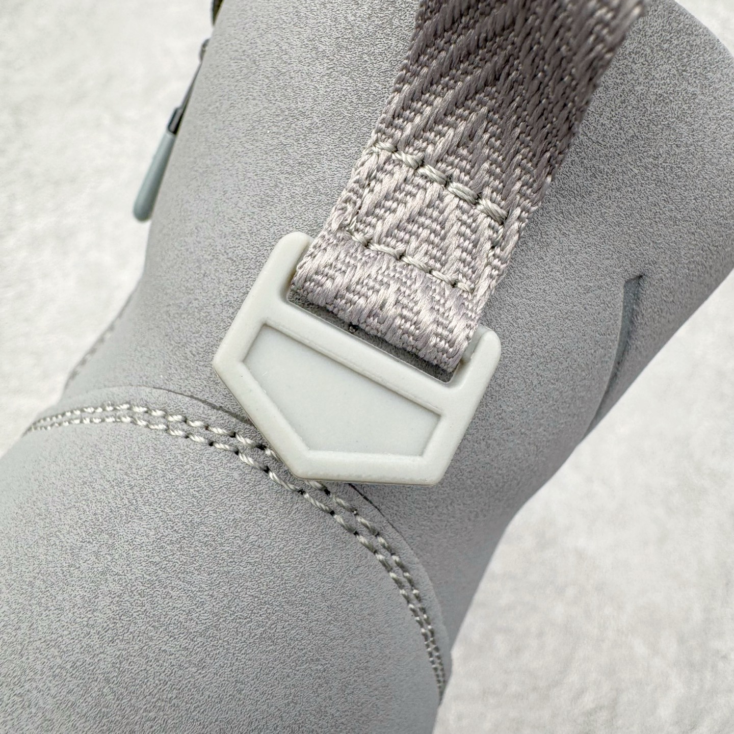 图片[17]-＃K版 迪桑特DESCENTE SKI STYLE系列 保暖耐磨 时尚舒适百搭短筒雪地靴 DESCENTE（迪桑特）创立于1935年，品牌名取自法语词汇，意为“滑降”。品牌箭头标识代表滑雪的三种技术“高速直线滑行”、“穿越”和“侧滑”，也寓意品牌在打造高端专业运动产品中不断追求完美的创新精神，致力于成为中国高端专业滑雪、综训、女子、铁人三项、高尔夫的第一品牌。实拍调校N版已经零色差零失真 百分百还原实物色彩所见即所得 不存在货不对板色差等低级问题 选购参考实物拍摄 不混卖不参货 只用心做好货严格选品 承诺混一赔十 尺码：36 36.5 37.5 38 38.5 39 40 40.5 41 42 42.5 43 44 44.5 45-选品中心