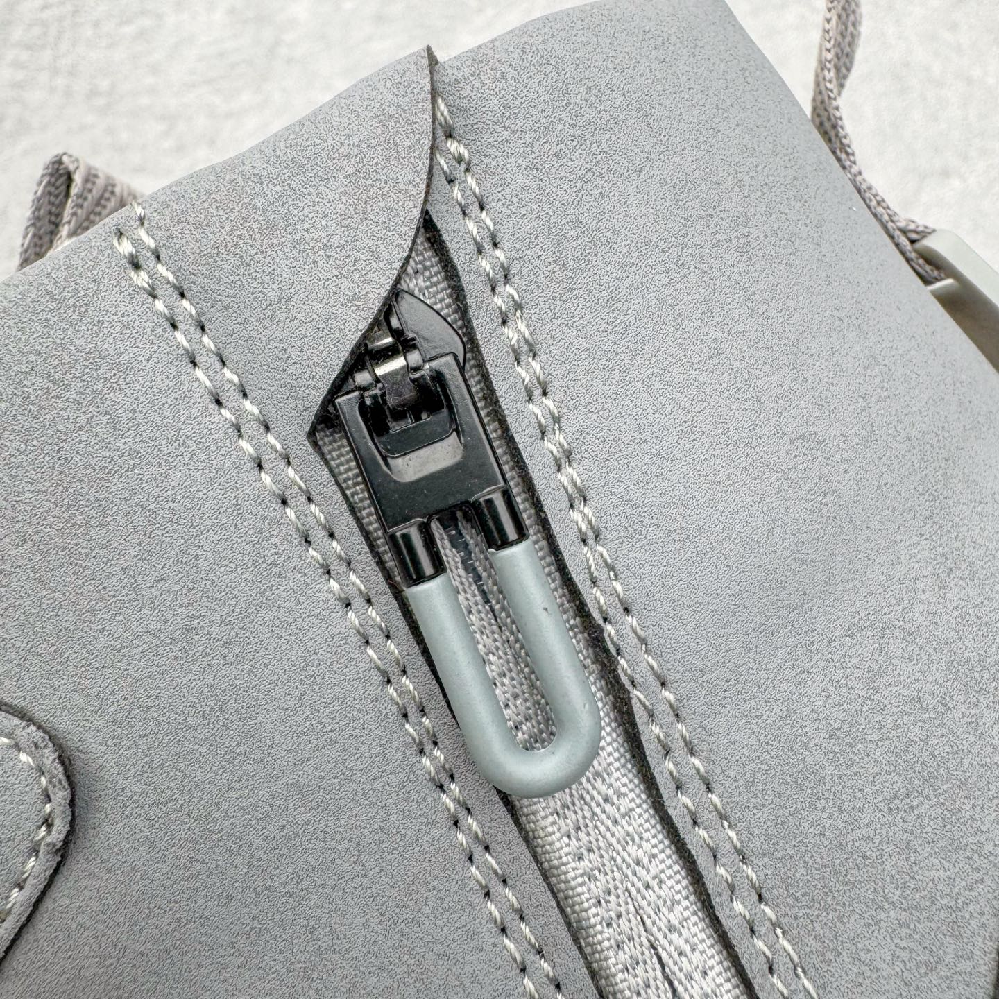 图片[13]-＃K版 迪桑特DESCENTE SKI STYLE系列 保暖耐磨 时尚舒适百搭短筒雪地靴 DESCENTE（迪桑特）创立于1935年，品牌名取自法语词汇，意为“滑降”。品牌箭头标识代表滑雪的三种技术“高速直线滑行”、“穿越”和“侧滑”，也寓意品牌在打造高端专业运动产品中不断追求完美的创新精神，致力于成为中国高端专业滑雪、综训、女子、铁人三项、高尔夫的第一品牌。实拍调校N版已经零色差零失真 百分百还原实物色彩所见即所得 不存在货不对板色差等低级问题 选购参考实物拍摄 不混卖不参货 只用心做好货严格选品 承诺混一赔十 尺码：36 36.5 37.5 38 38.5 39 40 40.5 41 42 42.5 43 44 44.5 45-选品中心