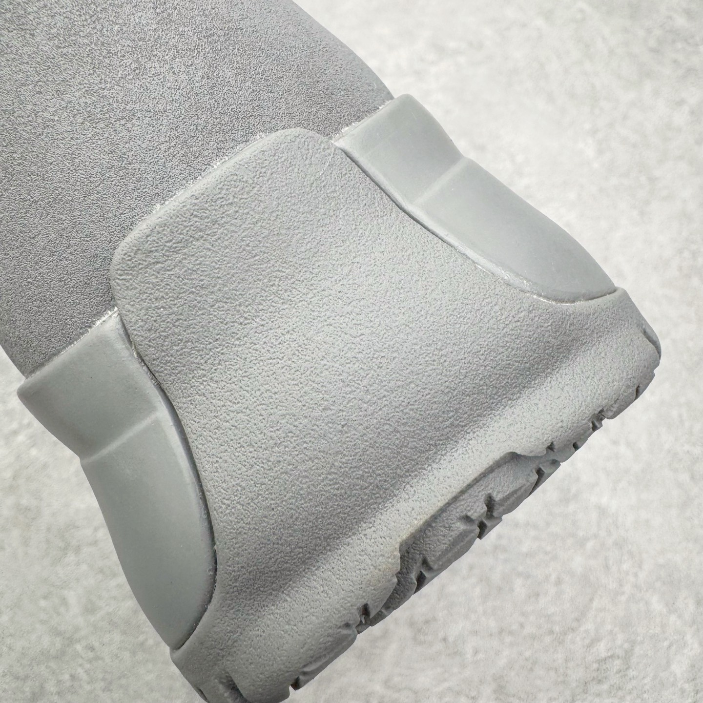 图片[16]-＃K版 迪桑特DESCENTE SKI STYLE系列 保暖耐磨 时尚舒适百搭短筒雪地靴 DESCENTE（迪桑特）创立于1935年，品牌名取自法语词汇，意为“滑降”。品牌箭头标识代表滑雪的三种技术“高速直线滑行”、“穿越”和“侧滑”，也寓意品牌在打造高端专业运动产品中不断追求完美的创新精神，致力于成为中国高端专业滑雪、综训、女子、铁人三项、高尔夫的第一品牌。实拍调校N版已经零色差零失真 百分百还原实物色彩所见即所得 不存在货不对板色差等低级问题 选购参考实物拍摄 不混卖不参货 只用心做好货严格选品 承诺混一赔十 尺码：36 36.5 37.5 38 38.5 39 40 40.5 41 42 42.5 43 44 44.5 45-选品中心