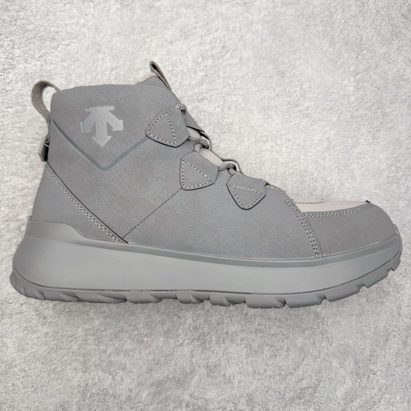 ＃K版 迪桑特DESCENTE SKI STYLE系列 保暖耐磨 时尚舒适百搭短筒雪地靴 DESCENTE（迪桑特）创立于1935年，品牌名取自法语词汇，意为“滑降”。品牌箭头标识代表滑雪的三种技术“高速直线滑行”、“穿越”和“侧滑”，也寓意品牌在打造高端专业运动产品中不断追求完美的创新精神，致力于成为中国高端专业滑雪、综训、女子、铁人三项、高尔夫的第一品牌。实拍调校N版已经零色差零失真 百分百还原实物色彩所见即所得 不存在货不对板色差等低级问题 选购参考实物拍摄 不混卖不参货 只用心做好货严格选品 承诺混一赔十 尺码：36 36.5 37.5 38 38.5 39 40 40.5 41 42 42.5 43 44 44.5 45-选品中心