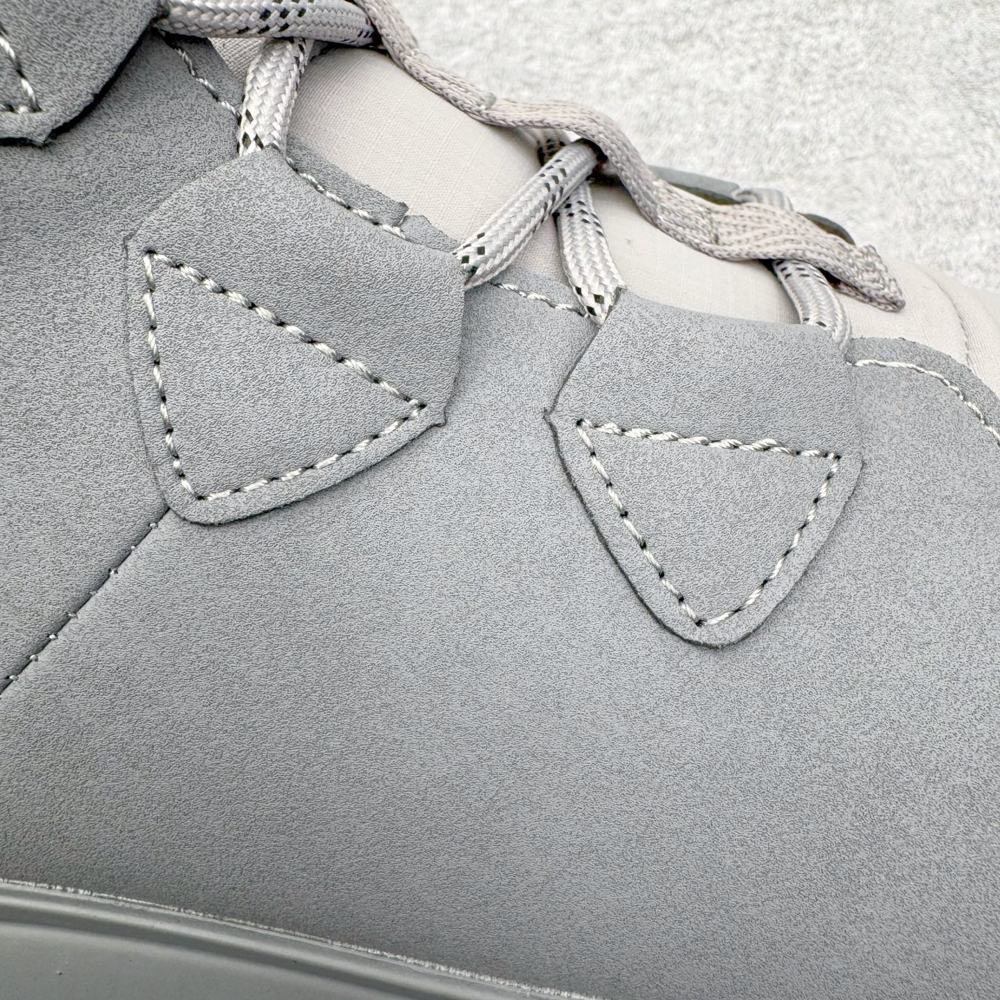 图片[19]-＃K版 迪桑特DESCENTE SKI STYLE系列 保暖耐磨 时尚舒适百搭短筒雪地靴 DESCENTE（迪桑特）创立于1935年，品牌名取自法语词汇，意为“滑降”。品牌箭头标识代表滑雪的三种技术“高速直线滑行”、“穿越”和“侧滑”，也寓意品牌在打造高端专业运动产品中不断追求完美的创新精神，致力于成为中国高端专业滑雪、综训、女子、铁人三项、高尔夫的第一品牌。实拍调校N版已经零色差零失真 百分百还原实物色彩所见即所得 不存在货不对板色差等低级问题 选购参考实物拍摄 不混卖不参货 只用心做好货严格选品 承诺混一赔十 尺码：36 36.5 37.5 38 38.5 39 40 40.5 41 42 42.5 43 44 44.5 45-选品中心