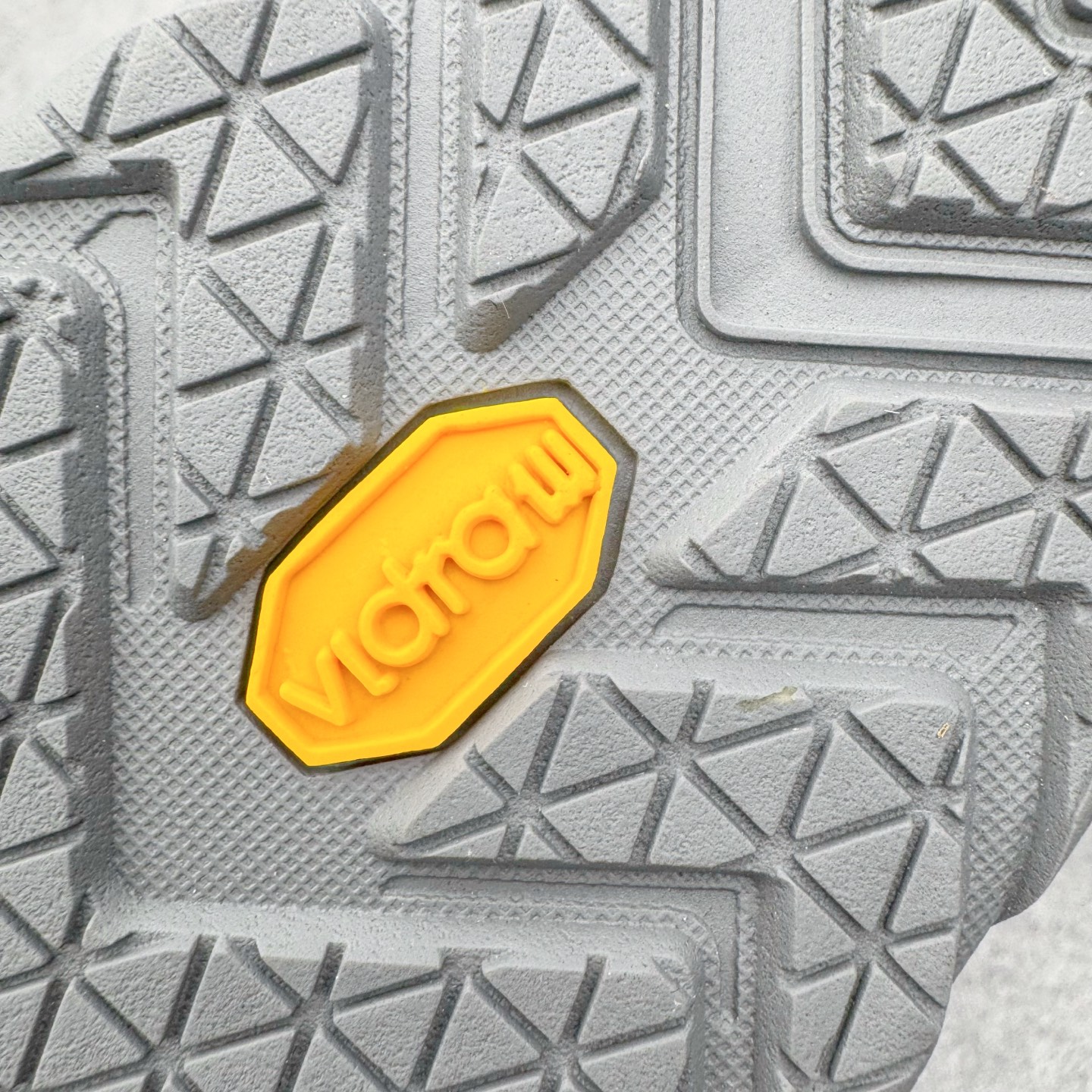 图片[21]-＃K版 迪桑特DESCENTE SKI STYLE系列 保暖耐磨 时尚舒适百搭短筒雪地靴 DESCENTE（迪桑特）创立于1935年，品牌名取自法语词汇，意为“滑降”。品牌箭头标识代表滑雪的三种技术“高速直线滑行”、“穿越”和“侧滑”，也寓意品牌在打造高端专业运动产品中不断追求完美的创新精神，致力于成为中国高端专业滑雪、综训、女子、铁人三项、高尔夫的第一品牌。实拍调校N版已经零色差零失真 百分百还原实物色彩所见即所得 不存在货不对板色差等低级问题 选购参考实物拍摄 不混卖不参货 只用心做好货严格选品 承诺混一赔十 尺码：36 36.5 37.5 38 38.5 39 40 40.5 41 42 42.5 43 44 44.5 45-选品中心