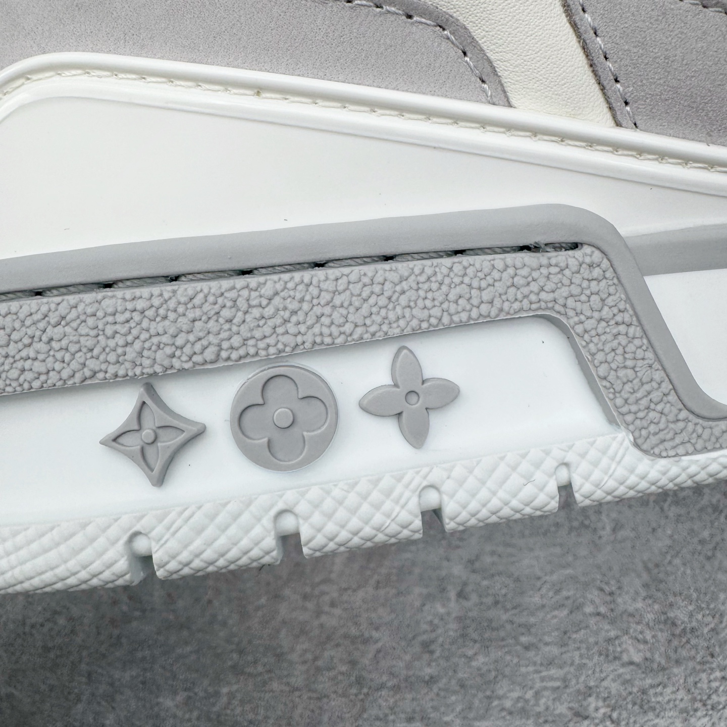图片[14]-＃GD广顶 Louis Vuitton SKATE lv路易威登系带时装走秀运动时尚板鞋 外贸零售特供批次 2023全新纸板数据 印花高频效果碾压市面 市售天花板产物 耗时半年巨作 全套原厂新版原纸板楦头开发 原厂特供皮料加持 市场所有版本中综合最强的货品 GD实力大厂出品 全网最全配色更新最快 最成熟的做工稳定的品控 完美鞋型超高的清洁度 零毛边线头瑕疵 全套原楦原纸版原鞋开模 全网最具灵魂的版型 正确原装黄色鞋盒 正确中底印花 鞋面印花3D高频深度立体 全鞋电脑针车 紧密相连 针距密度一致 环保乳胶注塑鞋垫 厚度脚感还原原版 皮面裁剪部位 统一油边封口工艺 原装橡胶大底含胶量大底组合零偏差 专柜全套包装 防尘袋 说明书 质保卡 男女鞋 尺码：35 36 37 38 39 40 41 42 43 44 45-选品中心