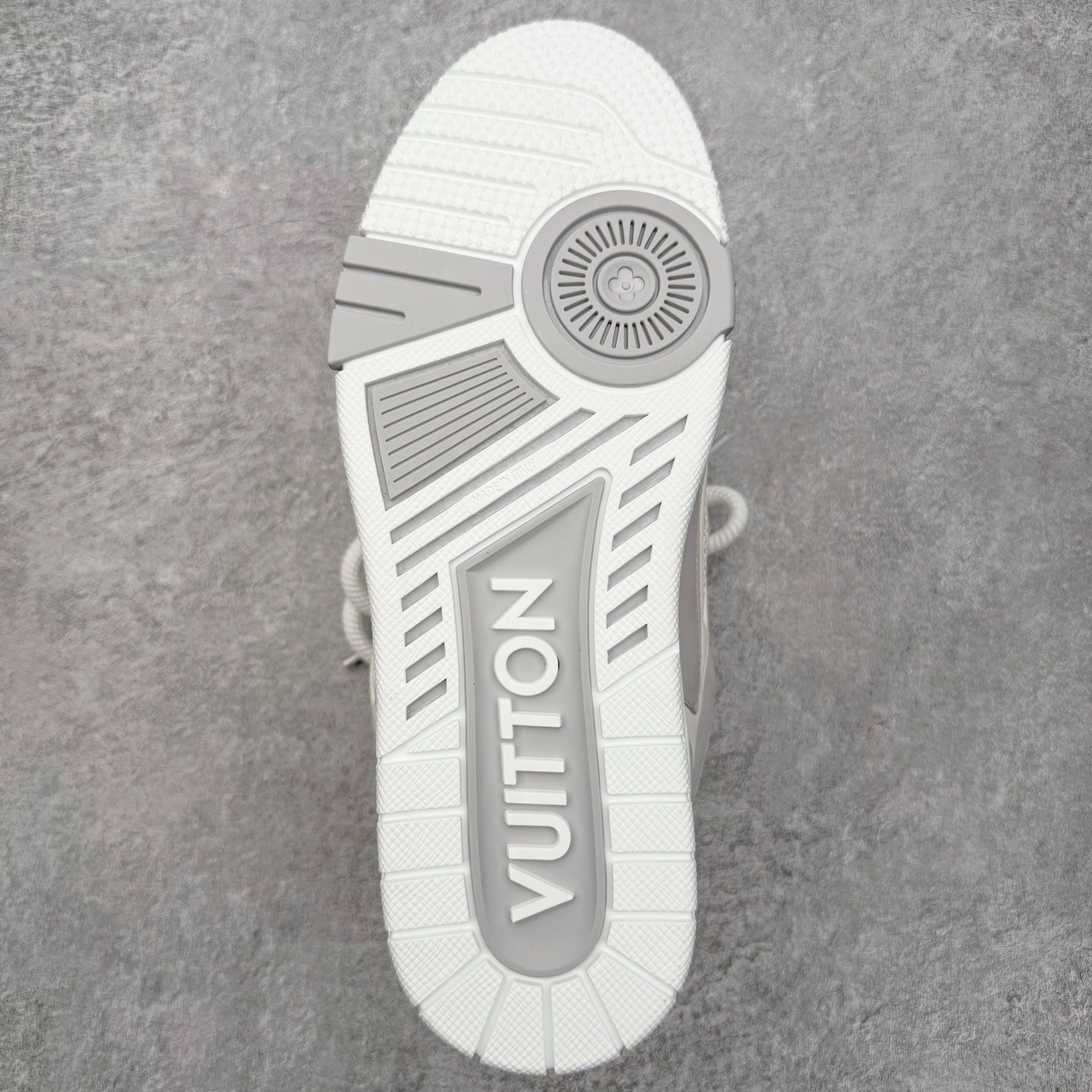 图片[9]-＃GD广顶 Louis Vuitton SKATE lv路易威登系带时装走秀运动时尚板鞋 外贸零售特供批次 2023全新纸板数据 印花高频效果碾压市面 市售天花板产物 耗时半年巨作 全套原厂新版原纸板楦头开发 原厂特供皮料加持 市场所有版本中综合最强的货品 GD实力大厂出品 全网最全配色更新最快 最成熟的做工稳定的品控 完美鞋型超高的清洁度 零毛边线头瑕疵 全套原楦原纸版原鞋开模 全网最具灵魂的版型 正确原装黄色鞋盒 正确中底印花 鞋面印花3D高频深度立体 全鞋电脑针车 紧密相连 针距密度一致 环保乳胶注塑鞋垫 厚度脚感还原原版 皮面裁剪部位 统一油边封口工艺 原装橡胶大底含胶量大底组合零偏差 专柜全套包装 防尘袋 说明书 质保卡 男女鞋 尺码：35 36 37 38 39 40 41 42 43 44 45-选品中心