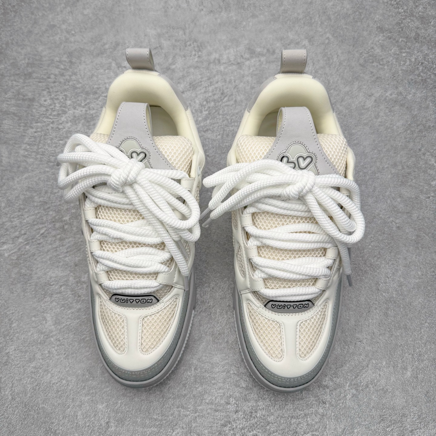 图片[2]-＃GD广顶 Louis Vuitton SKATE lv路易威登系带时装走秀运动时尚板鞋 外贸零售特供批次 2023全新纸板数据 印花高频效果碾压市面 市售天花板产物 耗时半年巨作 全套原厂新版原纸板楦头开发 原厂特供皮料加持 市场所有版本中综合最强的货品 GD实力大厂出品 全网最全配色更新最快 最成熟的做工稳定的品控 完美鞋型超高的清洁度 零毛边线头瑕疵 全套原楦原纸版原鞋开模 全网最具灵魂的版型 正确原装黄色鞋盒 正确中底印花 鞋面印花3D高频深度立体 全鞋电脑针车 紧密相连 针距密度一致 环保乳胶注塑鞋垫 厚度脚感还原原版 皮面裁剪部位 统一油边封口工艺 原装橡胶大底含胶量大底组合零偏差 专柜全套包装 防尘袋 说明书 质保卡 男女鞋 尺码：35 36 37 38 39 40 41 42 43 44 45-选品中心