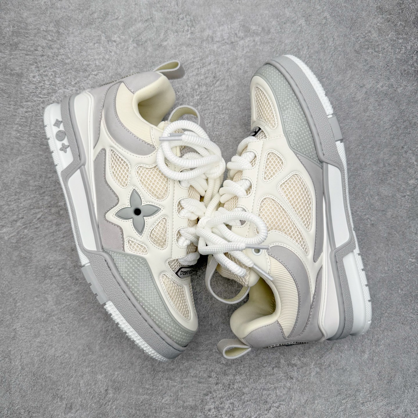 图片[3]-＃GD广顶 Louis Vuitton SKATE lv路易威登系带时装走秀运动时尚板鞋 外贸零售特供批次 2023全新纸板数据 印花高频效果碾压市面 市售天花板产物 耗时半年巨作 全套原厂新版原纸板楦头开发 原厂特供皮料加持 市场所有版本中综合最强的货品 GD实力大厂出品 全网最全配色更新最快 最成熟的做工稳定的品控 完美鞋型超高的清洁度 零毛边线头瑕疵 全套原楦原纸版原鞋开模 全网最具灵魂的版型 正确原装黄色鞋盒 正确中底印花 鞋面印花3D高频深度立体 全鞋电脑针车 紧密相连 针距密度一致 环保乳胶注塑鞋垫 厚度脚感还原原版 皮面裁剪部位 统一油边封口工艺 原装橡胶大底含胶量大底组合零偏差 专柜全套包装 防尘袋 说明书 质保卡 男女鞋 尺码：35 36 37 38 39 40 41 42 43 44 45-选品中心