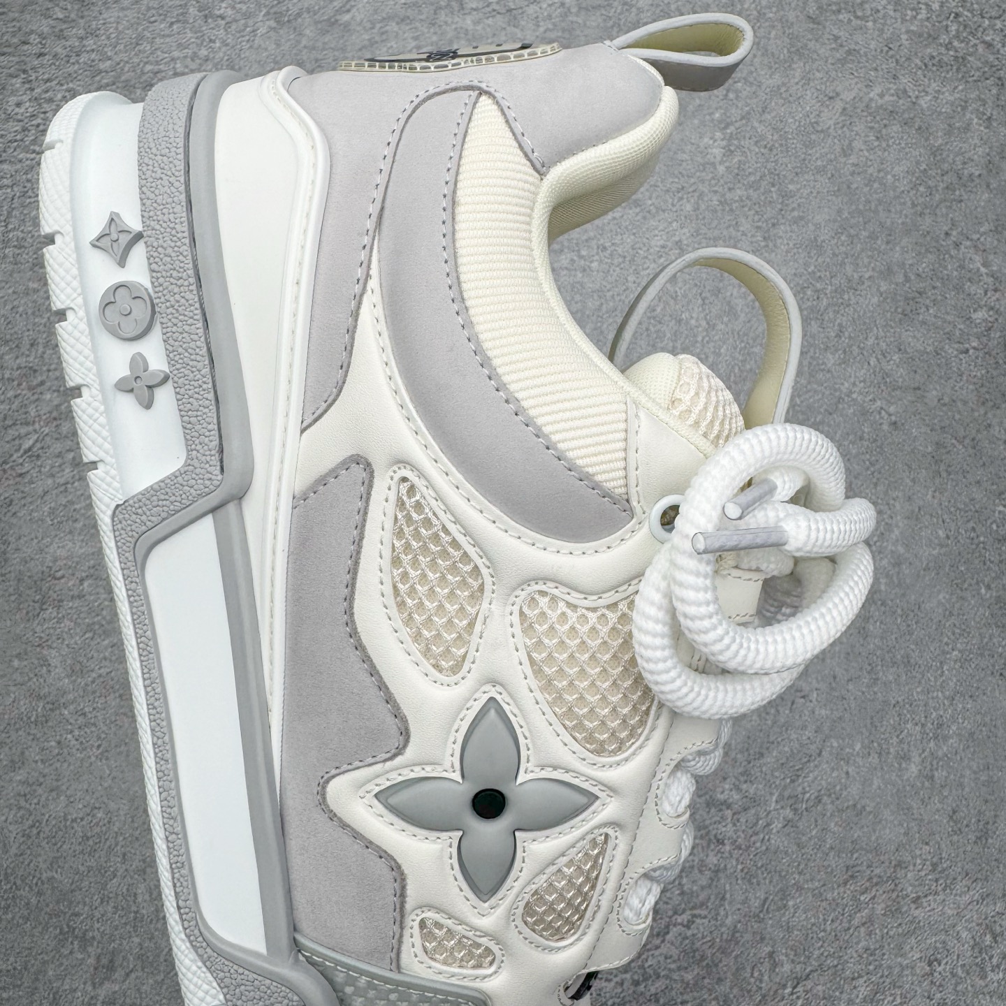 图片[6]-＃GD广顶 Louis Vuitton SKATE lv路易威登系带时装走秀运动时尚板鞋 外贸零售特供批次 2023全新纸板数据 印花高频效果碾压市面 市售天花板产物 耗时半年巨作 全套原厂新版原纸板楦头开发 原厂特供皮料加持 市场所有版本中综合最强的货品 GD实力大厂出品 全网最全配色更新最快 最成熟的做工稳定的品控 完美鞋型超高的清洁度 零毛边线头瑕疵 全套原楦原纸版原鞋开模 全网最具灵魂的版型 正确原装黄色鞋盒 正确中底印花 鞋面印花3D高频深度立体 全鞋电脑针车 紧密相连 针距密度一致 环保乳胶注塑鞋垫 厚度脚感还原原版 皮面裁剪部位 统一油边封口工艺 原装橡胶大底含胶量大底组合零偏差 专柜全套包装 防尘袋 说明书 质保卡 男女鞋 尺码：35 36 37 38 39 40 41 42 43 44 45-选品中心