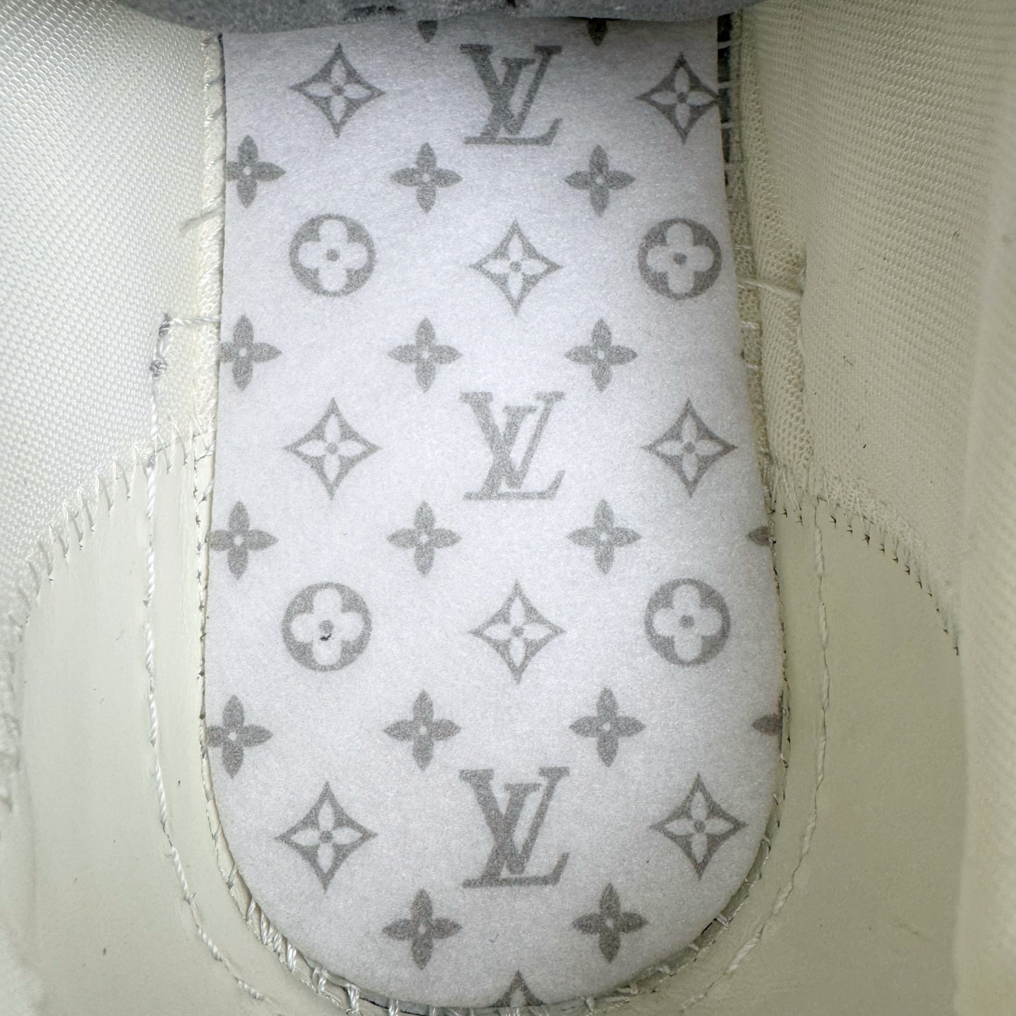 图片[12]-＃GD广顶 Louis Vuitton SKATE lv路易威登系带时装走秀运动时尚板鞋 外贸零售特供批次 2023全新纸板数据 印花高频效果碾压市面 市售天花板产物 耗时半年巨作 全套原厂新版原纸板楦头开发 原厂特供皮料加持 市场所有版本中综合最强的货品 GD实力大厂出品 全网最全配色更新最快 最成熟的做工稳定的品控 完美鞋型超高的清洁度 零毛边线头瑕疵 全套原楦原纸版原鞋开模 全网最具灵魂的版型 正确原装黄色鞋盒 正确中底印花 鞋面印花3D高频深度立体 全鞋电脑针车 紧密相连 针距密度一致 环保乳胶注塑鞋垫 厚度脚感还原原版 皮面裁剪部位 统一油边封口工艺 原装橡胶大底含胶量大底组合零偏差 专柜全套包装 防尘袋 说明书 质保卡 男女鞋 尺码：35 36 37 38 39 40 41 42 43 44 45-选品中心