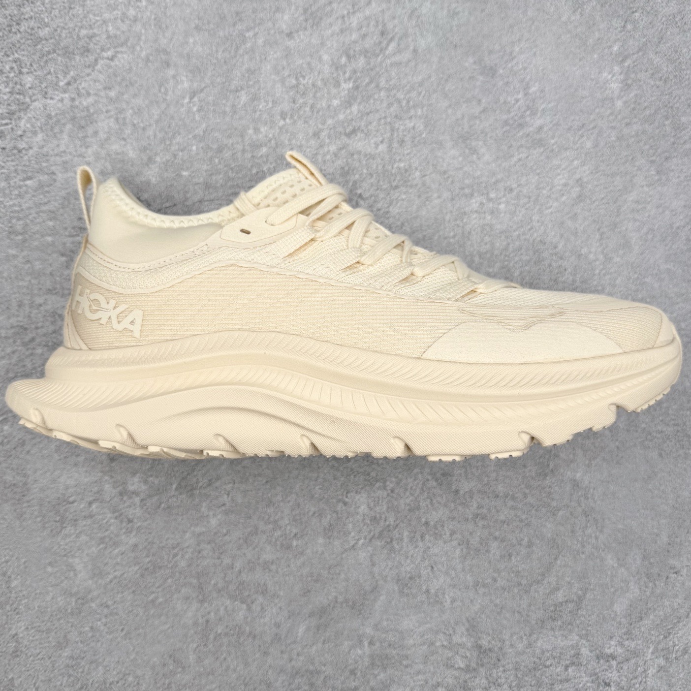 HOKA ONE ONE Kawana Mid 舒适百搭防滑耐磨中帮训练休闲城市通勤跑步鞋 HOKA ONE ONE是来自美国的跑步鞋知名品牌，创立于2009年，始终致力于为所有跑者提供更新、更好的跑步装备。相比常规跑鞋，HOKA ONE ONE特别研发使用性能独特的几何形跑鞋中底，此种鞋底更厚、更高、回弹性也更好，除了卓越的缓冲性能，它还能內各种阶段的跑者带来更具动感、更加稳定的跑步体验。HOKAONE ONE从设计之初就清楚意识到，要保证跑者步幅的均匀一致，双脚自然而然的运动至关重要。尺码：36 36.5 37.5 38 38.5 39 40 40.5 41 42 42.5 43 44 44.5 45-选品中心