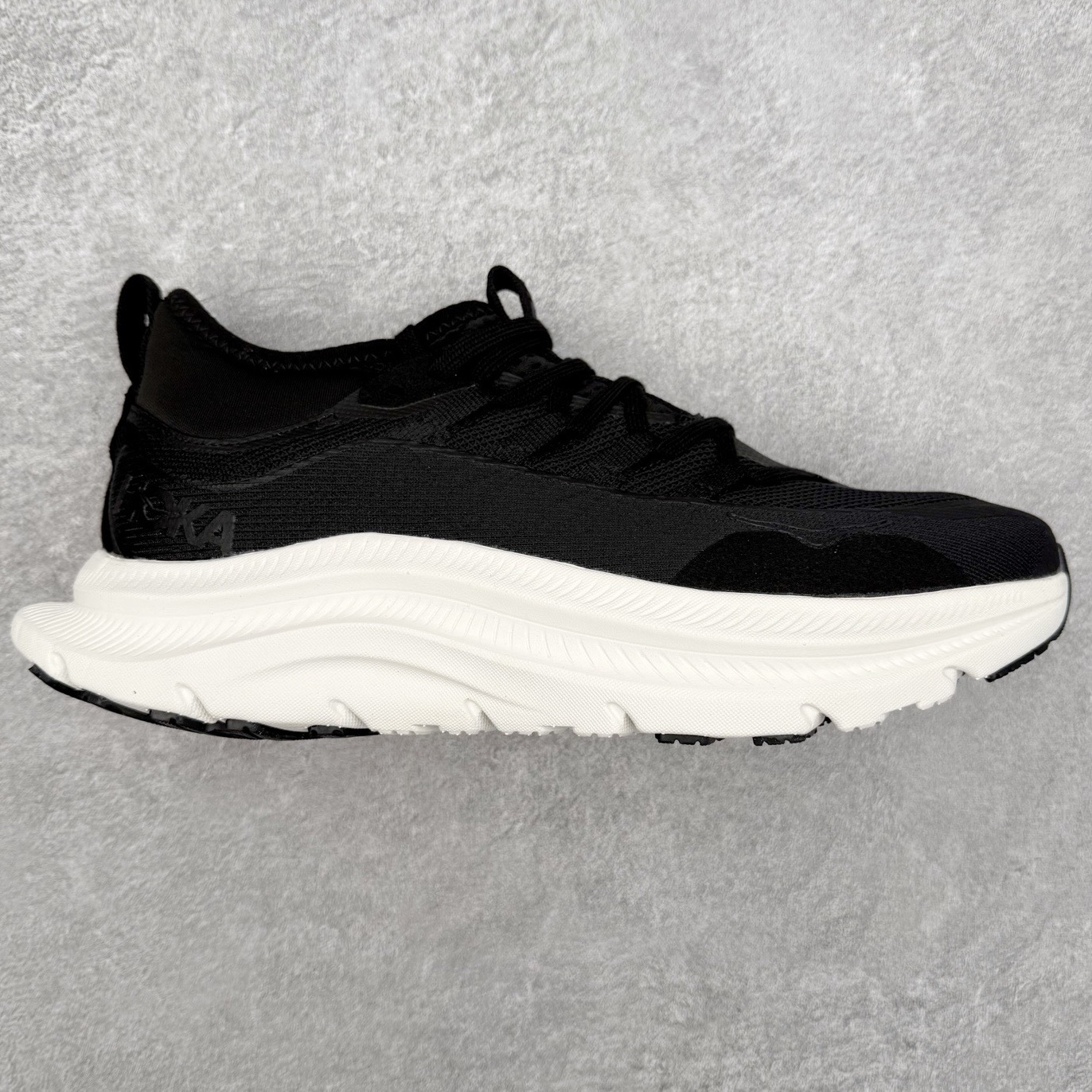 HOKA ONE ONE Kawana Mid 舒适百搭防滑耐磨中帮训练休闲城市通勤跑步鞋 HOKA ONE ONE是来自美国的跑步鞋知名品牌，创立于2009年，始终致力于为所有跑者提供更新、更好的跑步装备。相比常规跑鞋，HOKA ONE ONE特别研发使用性能独特的几何形跑鞋中底，此种鞋底更厚、更高、回弹性也更好，除了卓越的缓冲性能，它还能內各种阶段的跑者带来更具动感、更加稳定的跑步体验。HOKAONE ONE从设计之初就清楚意识到，要保证跑者步幅的均匀一致，双脚自然而然的运动至关重要。尺码：36 36.5 37.5 38 38.5 39 40 40.5 41 42 42.5 43 44 44.5 45-选品中心