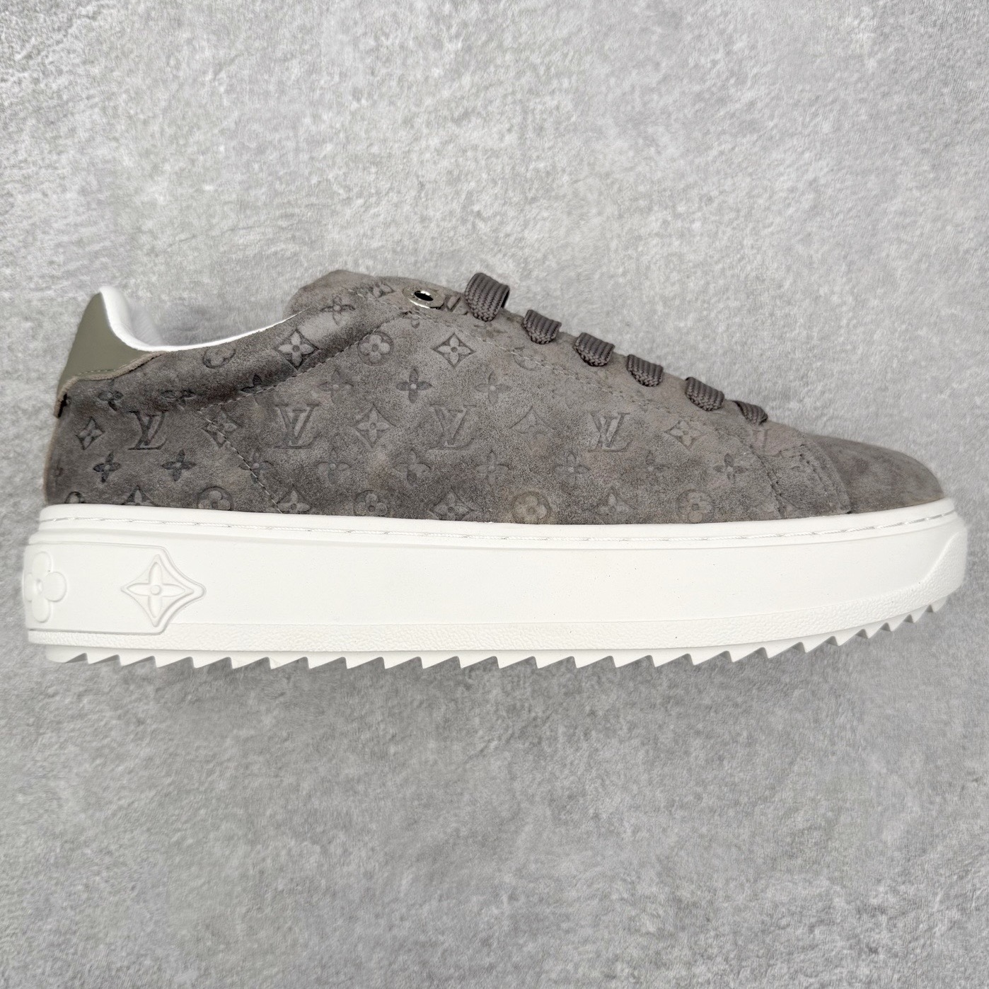 ＃FS Louis Vuitton 路易威登 lv Time Out 低帮时尚运动板鞋 为舒软小牛皮革压印金属质感 Monogram 图案 再令 Louis 和vuitton 装饰点缀鞋带 与卢勒克斯金属线共同 释放莹泽光芒 搭配后部 Monogram帆布饰边和加厚胎面橡胶外底 鞋面胎牛皮和进口PVC制裁而成 高密度进口电脑车线工艺、经典LOGO跟PVC完美结合 原版大底开模 内里采用进口羊皮 超软皮内里+鞋垫 最新LV/路易威登 杨幂 关晓彤 官方等多明星网红同款 快手抖音等多平台热推 尺码：35 36 37 38 39 40 41 42 43 44-选品中心
