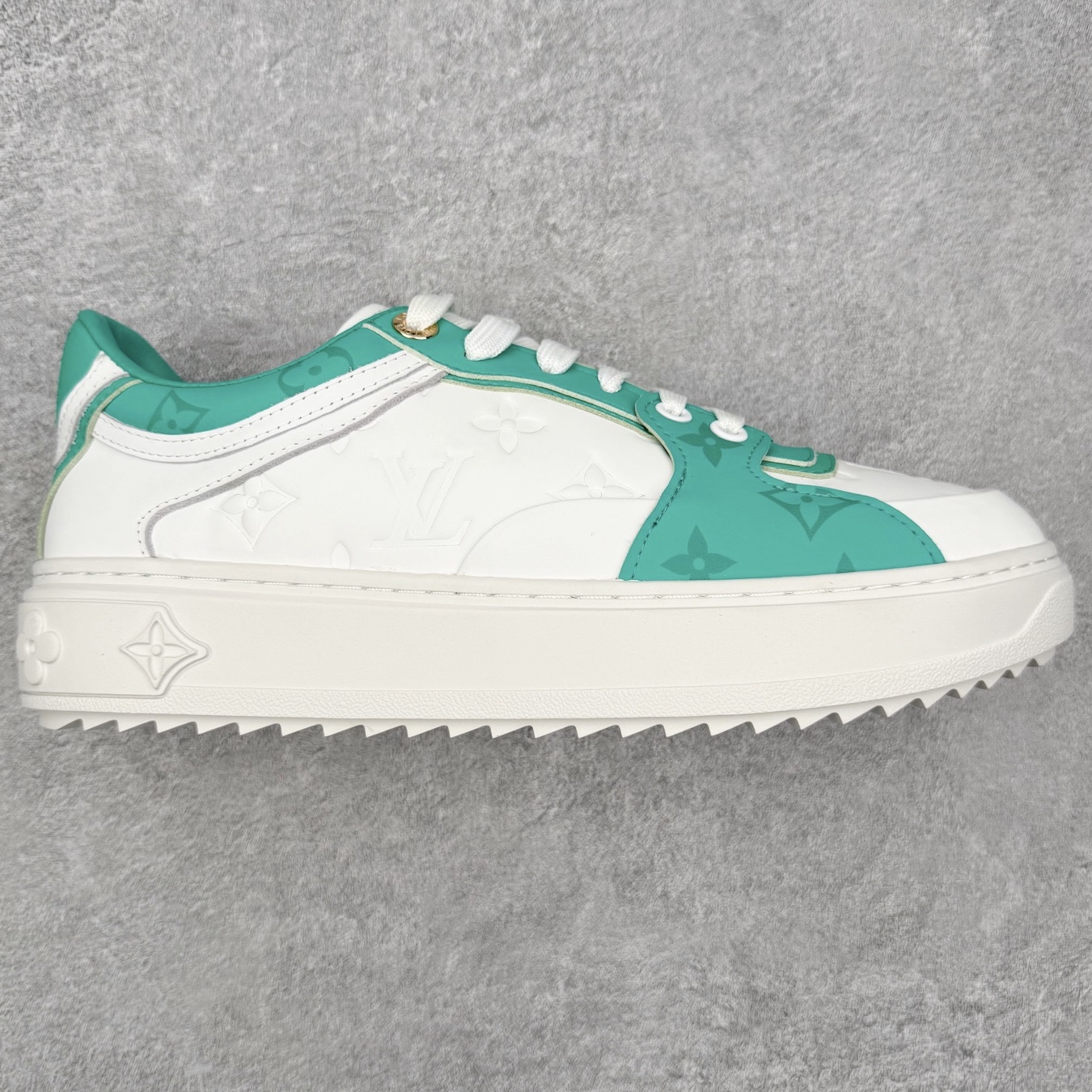 ＃FS Louis Vuitton 路易威登 lv Time Out 低帮时尚运动板鞋 为舒软小牛皮革压印金属质感 Monogram 图案 再令 Louis 和vuitton 装饰点缀鞋带 与卢勒克斯金属线共同 释放莹泽光芒 搭配后部 Monogram帆布饰边和加厚胎面橡胶外底 鞋面胎牛皮和进口PVC制裁而成 高密度进口电脑车线工艺、经典LOGO跟PVC完美结合 原版大底开模 内里采用进口羊皮 超软皮内里+鞋垫 最新LV/路易威登 杨幂 关晓彤 官方等多明星网红同款 快手抖音等多平台热推 尺码：35 36 37 38 39 40 41 42 43 44-选品中心