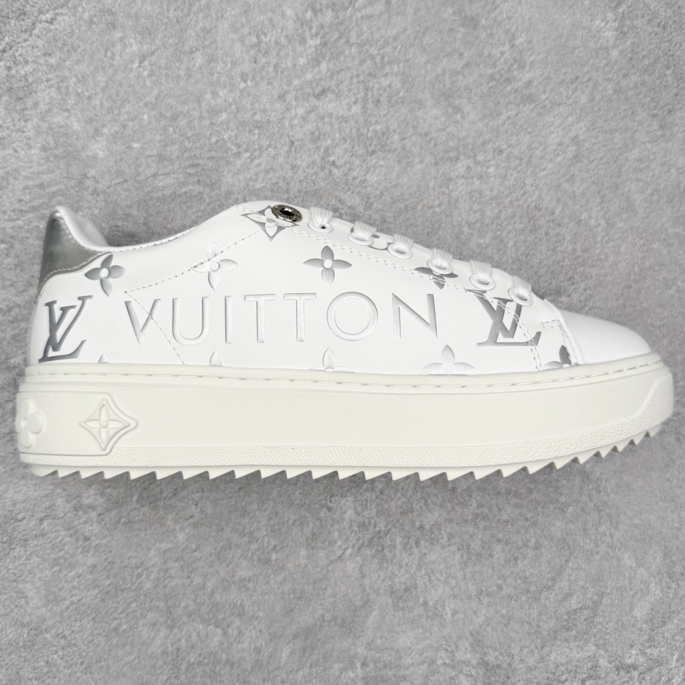 ＃FS Louis Vuitton 路易威登 lv Time Out 低帮时尚运动板鞋 为舒软小牛皮革压印金属质感 Monogram 图案 再令 Louis 和vuitton 装饰点缀鞋带 与卢勒克斯金属线共同 释放莹泽光芒 搭配后部 Monogram帆布饰边和加厚胎面橡胶外底 鞋面胎牛皮和进口PVC制裁而成 高密度进口电脑车线工艺、经典LOGO跟PVC完美结合 原版大底开模 内里采用进口羊皮 超软皮内里+鞋垫 最新LV/路易威登 杨幂 关晓彤 官方等多明星网红同款 快手抖音等多平台热推 尺码：35 36 37 38 39 40 41 42 43 44-选品中心