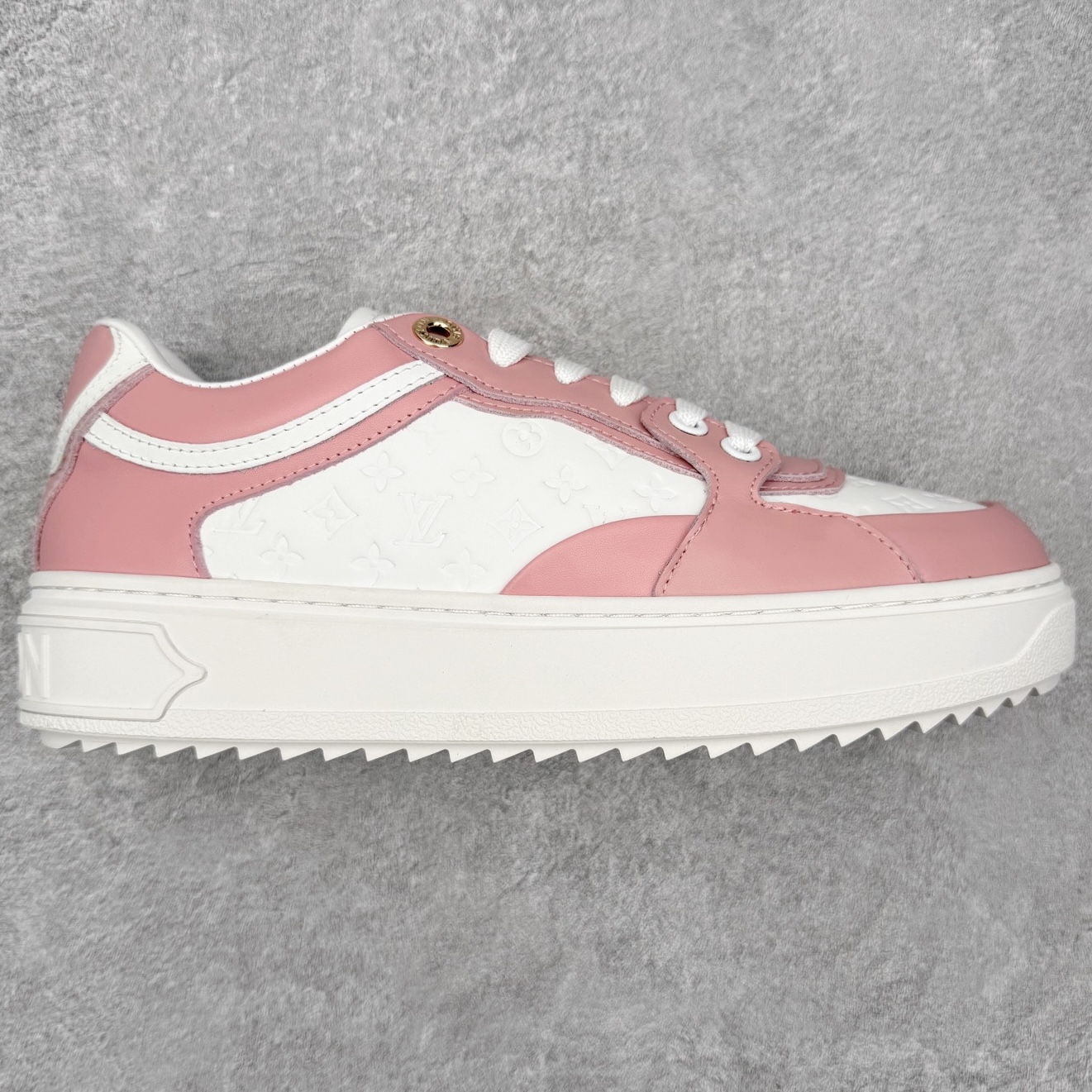 ＃FS Louis Vuitton 路易威登 lv Time Out 低帮时尚运动板鞋 为舒软小牛皮革压印金属质感 Monogram 图案 再令 Louis 和vuitton 装饰点缀鞋带 与卢勒克斯金属线共同 释放莹泽光芒 搭配后部 Monogram帆布饰边和加厚胎面橡胶外底 鞋面胎牛皮和进口PVC制裁而成 高密度进口电脑车线工艺、经典LOGO跟PVC完美结合 原版大底开模 内里采用进口羊皮 超软皮内里+鞋垫 最新LV/路易威登 杨幂 关晓彤 官方等多明星网红同款 快手抖音等多平台热推 尺码：35 36 37 38 39 40 41 42 43 44-选品中心