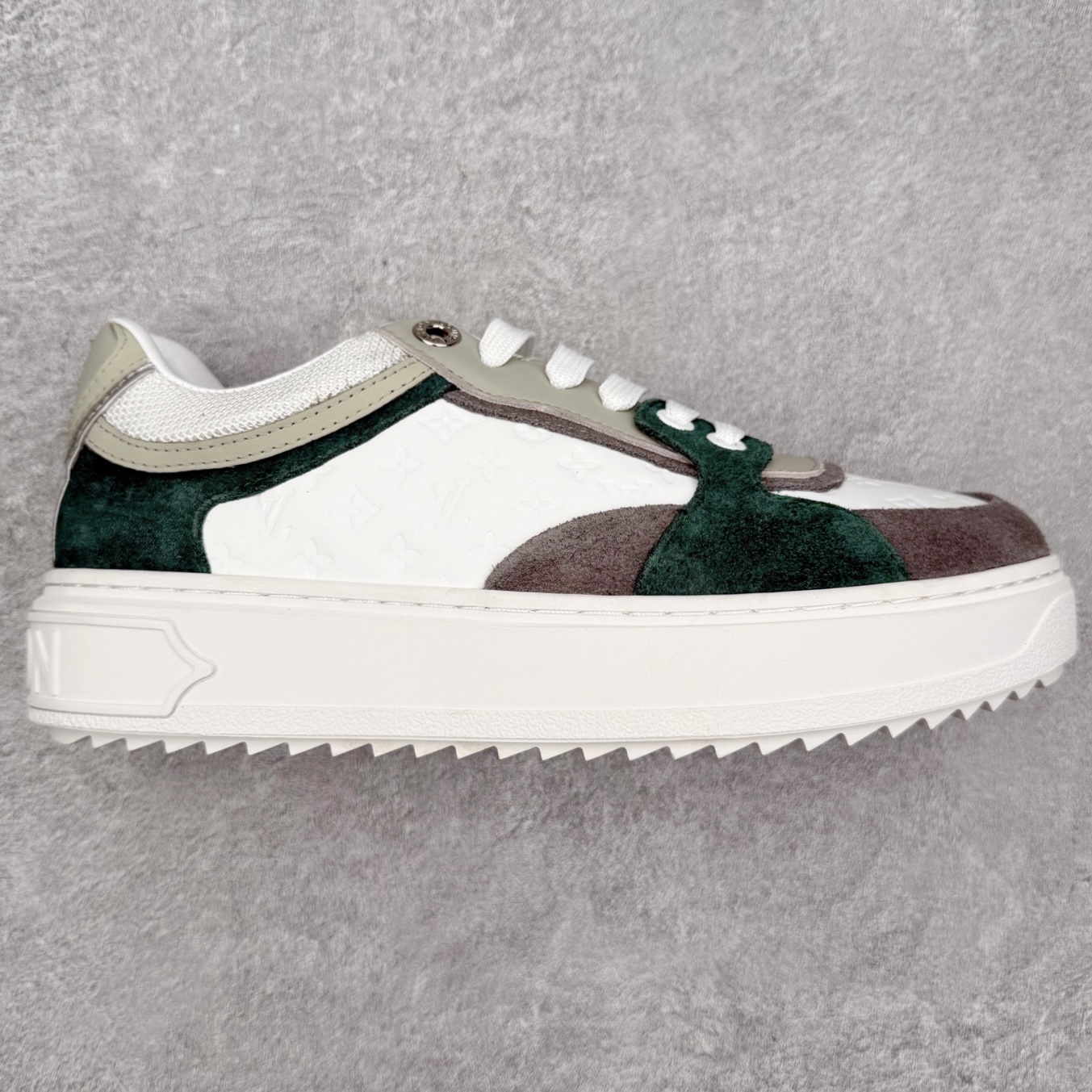 ＃FS Louis Vuitton 路易威登 lv Time Out 低帮时尚运动板鞋 为舒软小牛皮革压印金属质感 Monogram 图案 再令 Louis 和vuitton 装饰点缀鞋带 与卢勒克斯金属线共同 释放莹泽光芒 搭配后部 Monogram帆布饰边和加厚胎面橡胶外底 鞋面胎牛皮和进口PVC制裁而成 高密度进口电脑车线工艺、经典LOGO跟PVC完美结合 原版大底开模 内里采用进口羊皮 超软皮内里+鞋垫 最新LV/路易威登 杨幂 关晓彤 官方等多明星网红同款 快手抖音等多平台热推 尺码：35 36 37 38 39 40 41 42 43 44-选品中心