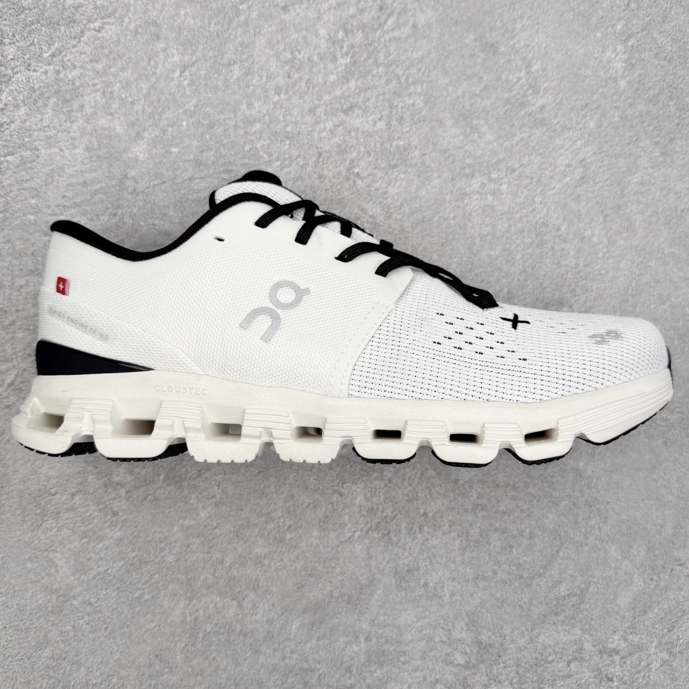 On昂跑 Cloudtilt X 4 系带减震耐磨低帮生活休闲鞋 此运动品牌 开创于2010年 缓震着陆、强效回弹、轻柔质感的设计构思始终是ON研制关键 与此同时基于“为全球提供革新性的跑步感受”信念 陆续推出了多款跑鞋及其以专业运动人体跑步工程学为设计关键的功能性跑步服饰设备 让跑者不费力气地畅快畅跑 尺码：36 36.5 37.5 38 38.5 39 40 40.5 41 42 42.5 43 44 44.5 45-选品中心