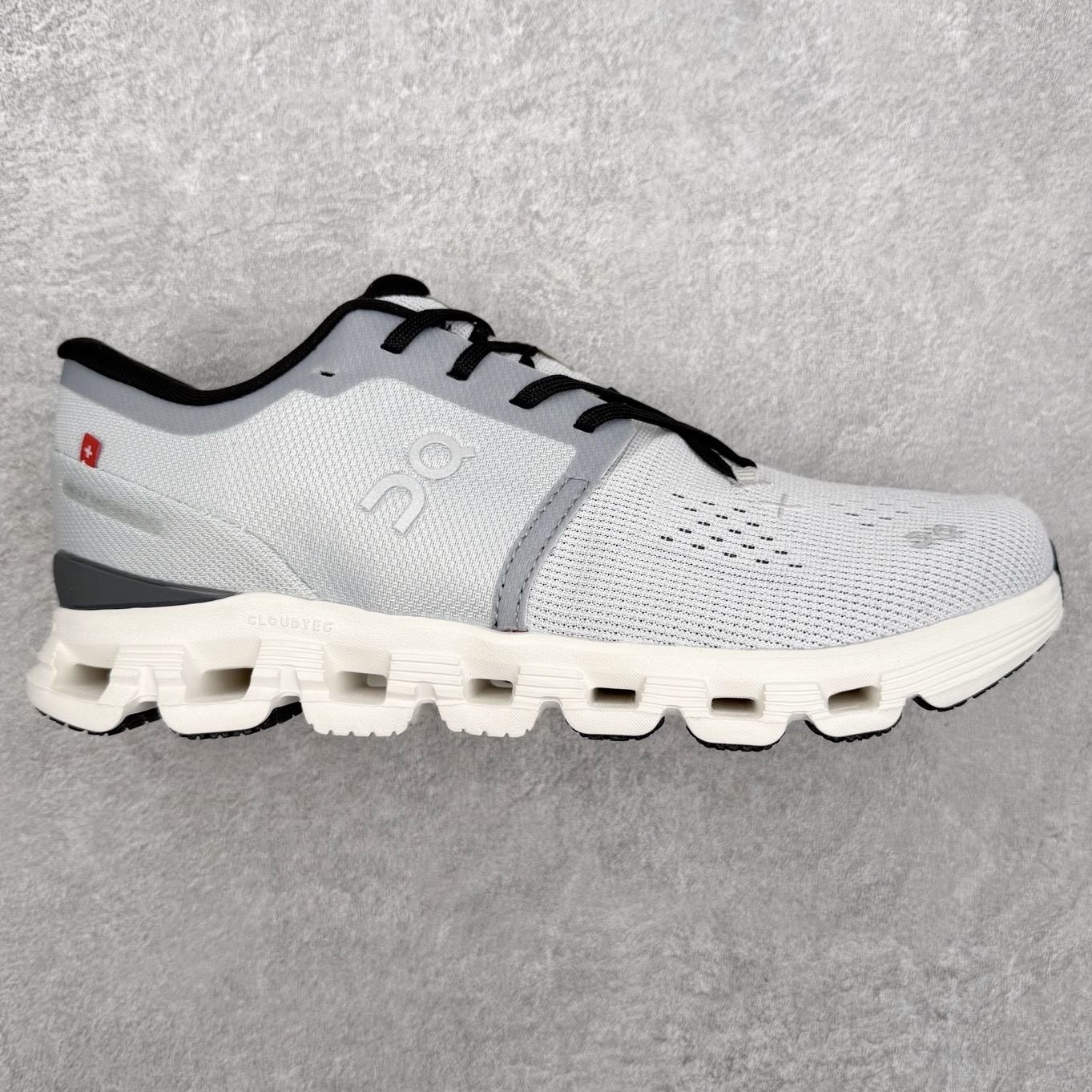 On昂跑 Cloudtilt X 4 系带减震耐磨低帮生活休闲鞋 此运动品牌 开创于2010年 缓震着陆、强效回弹、轻柔质感的设计构思始终是ON研制关键 与此同时基于“为全球提供革新性的跑步感受”信念 陆续推出了多款跑鞋及其以专业运动人体跑步工程学为设计关键的功能性跑步服饰设备 让跑者不费力气地畅快畅跑 尺码：36 36.5 37.5 38 38.5 39 40 40.5 41 42 42.5 43 44 44.5 45-选品中心