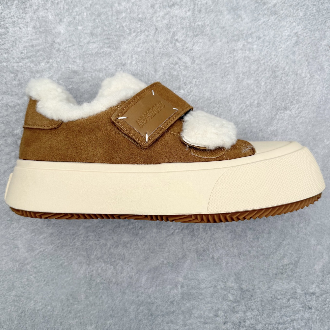 GG-CC 保暖休闲毛毛鞋 百搭通勤轻便舒适 包裹性增高防滑 低帮 加绒板鞋 女款 实拍调校N版已经零色差零失真 百分百还原实物色彩所见即所得 不存在货不对板色差等低级问题 选购参考实物拍摄 不混卖不参货 只用心做好货严格选品 承诺混一赔十 尺码：35 36 37 38 39 40-选品中心