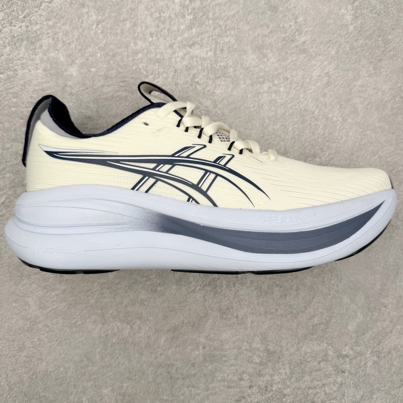 Asics GEL-Nimbus 28 亚瑟士缓震跑鞋 近年复古风潮的势头很旺 ASICS一直坚信保持身体的健康与活力是打造健康快乐的生活方式的最佳途径 ASICS为复古鞋型注入新设计 为玩家的街头穿搭提供了更多可能 GEL-NIMBUSTM9运动鞋最初是为中立和仰卧跑步者设计的长距离训练器 采用原始材料和关键细节重新设计 其Y2K时代的工业外观也被大胆的对比和色块所抵消 尺码：36 36.5 37.5 38 38.5 39 40 40.5 41.5 42 42.5 43.5 44 44.5 45-选品中心