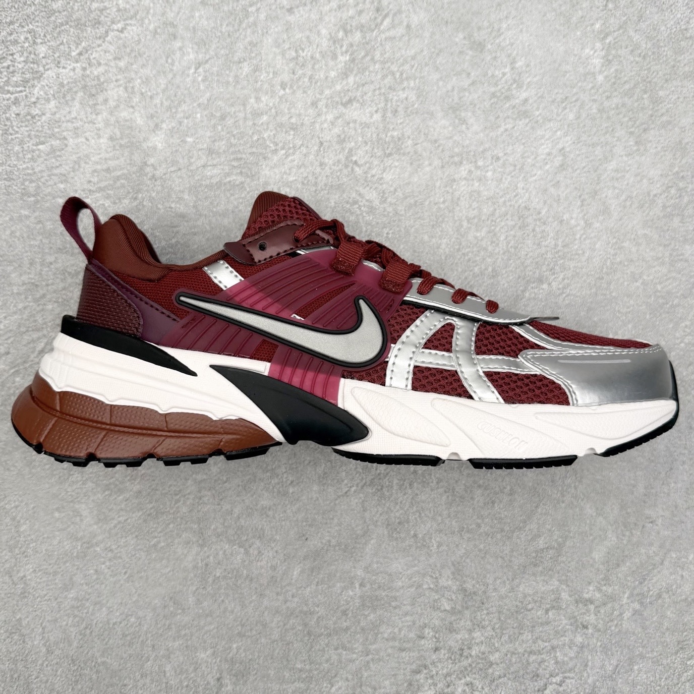 NK V2K Runtekk 减震防滑低帮 复古老爹鞋跑步鞋 FN0736-601 鞋款被命名为 Runtekk 设计上借鉴了 2000 年的跑鞋风格 配色上以金属银为主调 简练又有复古运动气质 材质上使用大面积网眼、皮革、TPU 组成 支撑和透气性肯定不错 中底处由 Cushlon 泡绵打造 保证在压马路时可以提供优秀脚感 并通过一手做旧氧化效果突出复古感 中底造型很容易让大家联想到巴黎世家3XL 增高效果同样不能忽视 尺码：36 36.5 37.5 38 38.5 39 40 40.5 41 42 42.5 43 44 44.5 45-选品中心