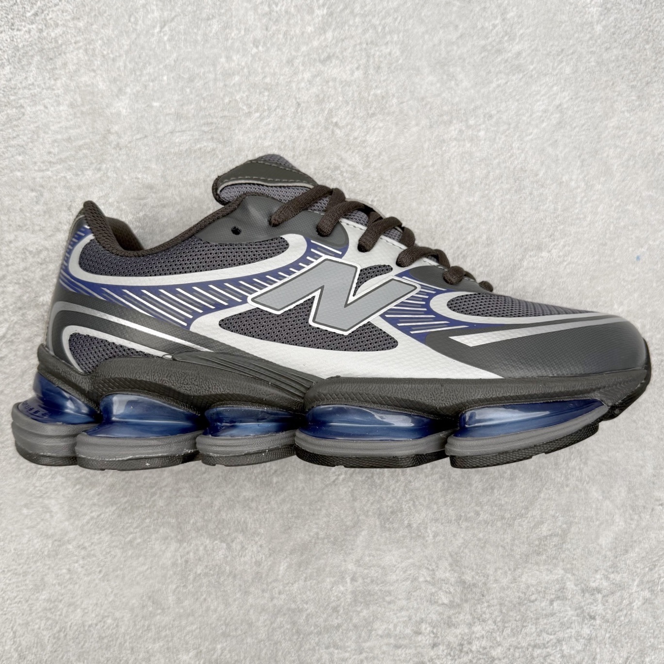 New Balance NB2000 舒适百搭防滑耐磨低帮 休闲跑步鞋 New Balance 在近两年的球鞋市场屡出奇招，在经典鞋型保持进一步增长的同时，推出的每一款新鞋型也都有傲人的战绩。在 327、9060 等鞋型获得成功之后，今天 New Balance 家族又迎来了新鲜血液的注入。这双 New Balance 2000 依然是融合了新旧元素的跑鞋造型，命名为 2000，或许是它的设计理念有着 Y2K 的血统。最大的亮点，在于这双鞋的中底。外侧以五个 ABZORB 单元，带来极具辨识度和冲击力的视觉效果，让这双鞋在外观和脚感方面都颇具吸引力。尺码：36 37 37.5 38 38.5 39 40 40.5 41 42 42.5 43 44 45 46-选品中心