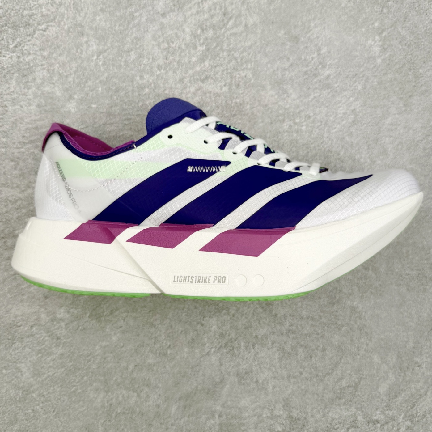 AD Adizero Adios Pro 4 马拉松竞速专业跑鞋 JR1656 CELERMESH针织网面非常轻薄 纤维间的缝隙很大 可以保证跑步时的透气、排汗效果 鞋舌直接与两侧的内衬和鞋底连接在一起 在跑步过程中不会被鞋舌的左右移动所困扰 在标准鞋带孔的基础上再拓宽一组鞋带孔 适合不同脚型的需求 突破性 EnergyRods 技术，有助于跑者实现更好的成绩 中底独特的LIGHTSTRIKE PRO泡棉材质 微弹感觉在跑步过程中给予了良好的支撑体验 对于顶级精英和高水平进阶跑者来说 ADIOS PRO是一双值得信赖的竞速比赛用鞋 尺码：36 36.5 37.5 38 38.5 39 40 40.5 41 42 42.5 43 44 44.5 45-选品中心