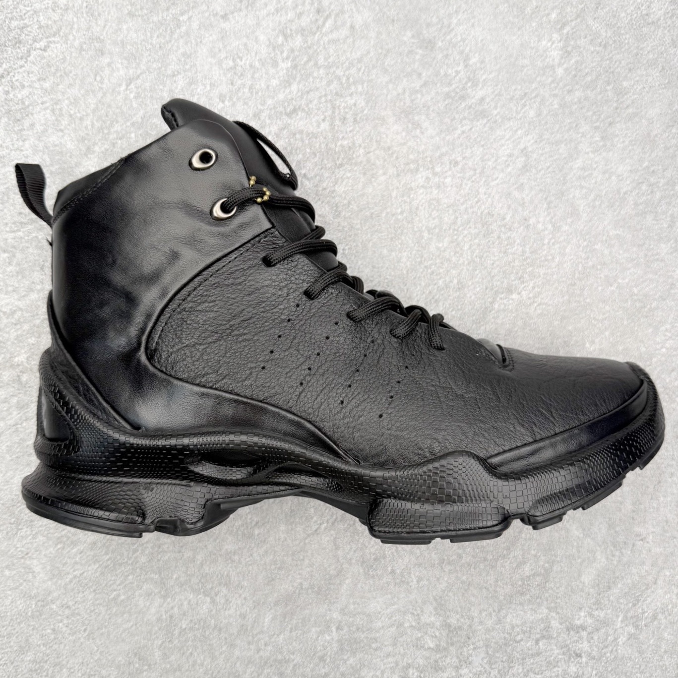 Ecco爱步 Biom C 牛皮 轻盈舒适及踝高帮户外靴 ECCO以三大核心特征为依托：北欧设计风格、鞋履制作、积极的生活方式。北欧设计风格：北欧设计特点是独特、有格调、实用和简约，并且品质优良。鞋履制作：ECCO钟爱鞋履制作以及一切与鞋履制作相关的事物。积极的生活方式：ECCO的创始人希望制作出的鞋履无需磨合，即可完美贴合脚型，帮助人们享受行走的乐趣。ECCO的成功源自其产品质量和创新的技术水平，恪守“鞋遵循双足”的设计理念，将的舒适度和风格融为一体。ECCO跑遍全世界寻找创新的原料。从制革制鞋一体化的设置，源头上控制皮革质量，确保对人体无害。 尺码：38 39 40 41 42 43 44 （皮鞋码）-选品中心