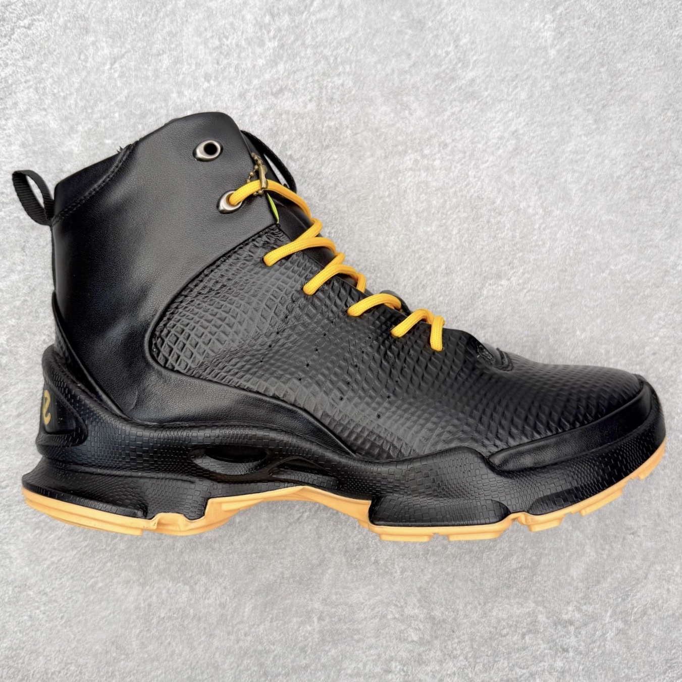 Ecco爱步 Biom C 牛皮 轻盈舒适及踝高帮户外靴 ECCO以三大核心特征为依托：北欧设计风格、鞋履制作、积极的生活方式。北欧设计风格：北欧设计特点是独特、有格调、实用和简约，并且品质优良。鞋履制作：ECCO钟爱鞋履制作以及一切与鞋履制作相关的事物。积极的生活方式：ECCO的创始人希望制作出的鞋履无需磨合，即可完美贴合脚型，帮助人们享受行走的乐趣。ECCO的成功源自其产品质量和创新的技术水平，恪守“鞋遵循双足”的设计理念，将的舒适度和风格融为一体。ECCO跑遍全世界寻找创新的原料。从制革制鞋一体化的设置，源头上控制皮革质量，确保对人体无害。 尺码：38 39 40 41 42 43 44 （皮鞋码）-选品中心