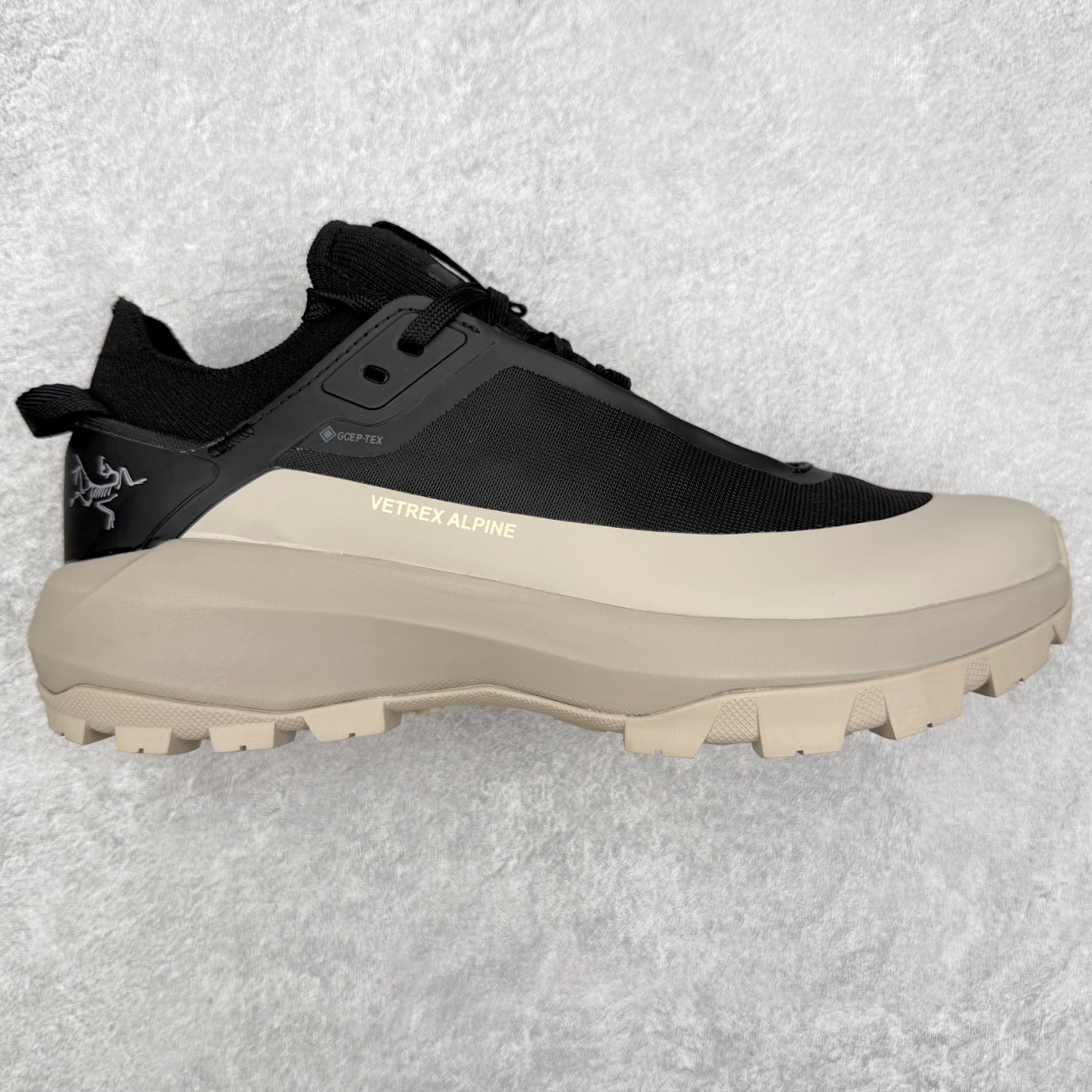 ＃GD广顶 Arcteryx Vertex Alpine 始祖鸟系列长距离越野登山徒步户外防水多功能运动跑鞋 独家原底面配置 全套原厂生产指令 内外盒标包装纸鞋带配件均同步公司 公司一样的东西 放心开冲 外贸 零售 裸鞋 渠道货 随意操作 承诺半个月内开胶直接换新 尺码：39.5 40 40.5 41 42 42.5 43 44 44.5 45-选品中心