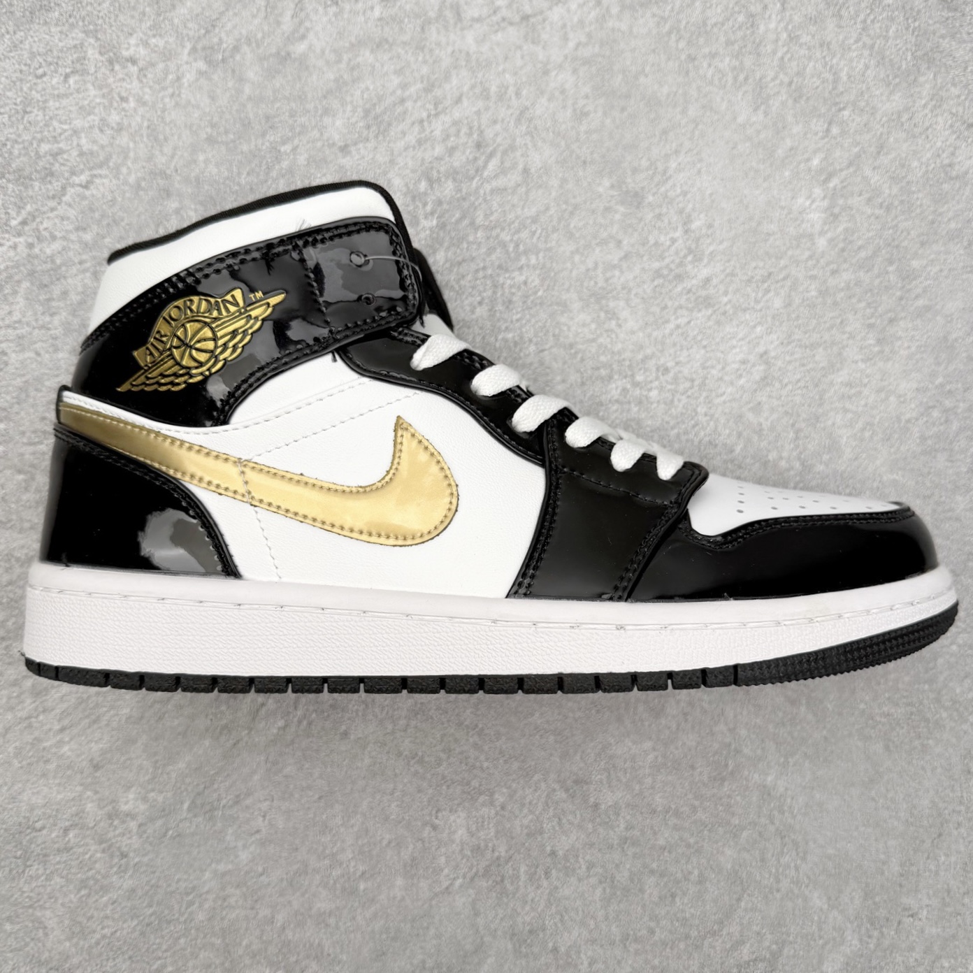 图片[6]-＃福利特价 Air Jordan AJ1 Mid 中帮系列 百分百全新货品 零氧化发霉 给足利润空间操作 超乎所想的高性价比 原装楦头纸板开发 完美鞋型 超高清洁度 鞋型不臃肿别扭 原厂内置全掌气垫 A模大底 鞋舌AJ原厂专用牛津布 AJ专用反口珍珠布 原厂无杂质高弹内里海棉 特殊封边弹力鞋带 原鞋开模 拒绝公底 购置公司同步原材料 都有细节原汁原味 忠于原版 尺码：36 36.5 37.5 38 38.5 39 40 40.5 41 42 42.5 43 44 44.5 45 46-选品中心