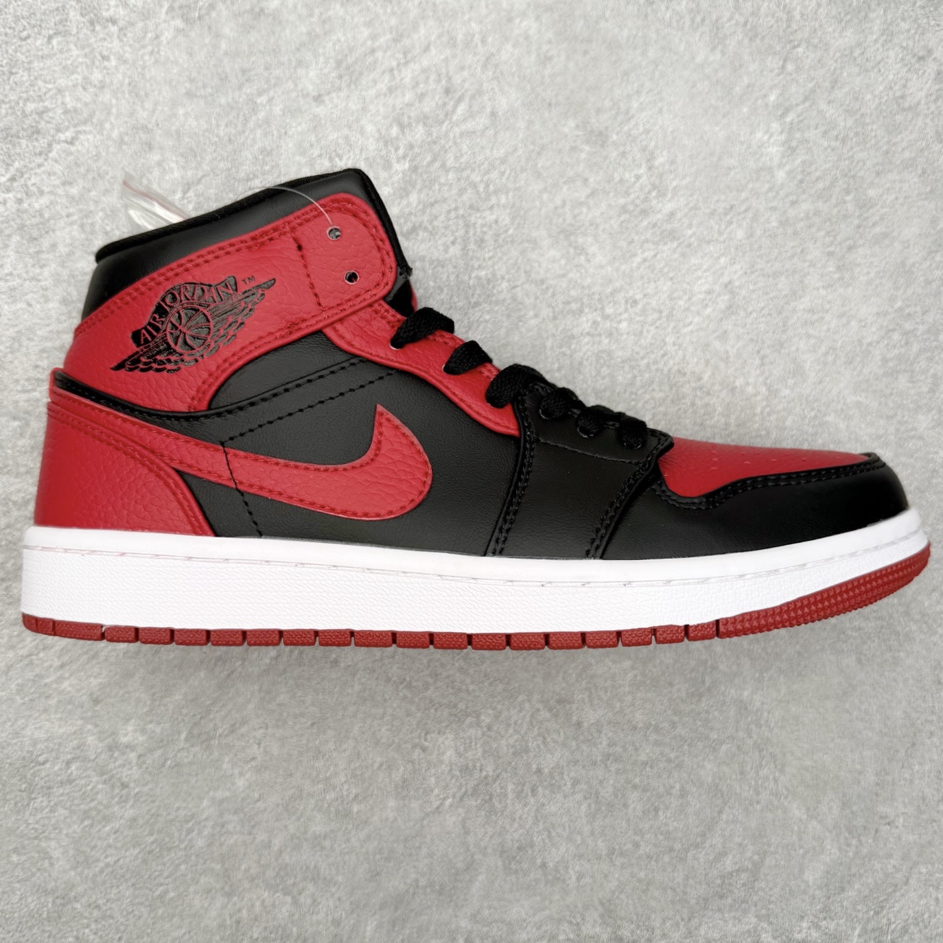 图片[8]-＃福利特价 Air Jordan AJ1 Mid 中帮系列 百分百全新货品 零氧化发霉 给足利润空间操作 超乎所想的高性价比 原装楦头纸板开发 完美鞋型 超高清洁度 鞋型不臃肿别扭 原厂内置全掌气垫 A模大底 鞋舌AJ原厂专用牛津布 AJ专用反口珍珠布 原厂无杂质高弹内里海棉 特殊封边弹力鞋带 原鞋开模 拒绝公底 购置公司同步原材料 都有细节原汁原味 忠于原版 尺码：36 36.5 37.5 38 38.5 39 40 40.5 41 42 42.5 43 44 44.5 45 46-选品中心