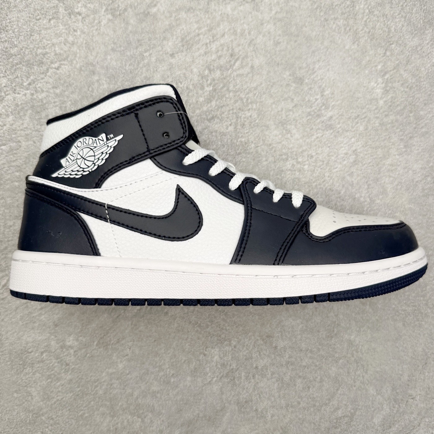 图片[2]-＃福利特价 Air Jordan AJ1 Mid 中帮系列 百分百全新货品 零氧化发霉 给足利润空间操作 超乎所想的高性价比 原装楦头纸板开发 完美鞋型 超高清洁度 鞋型不臃肿别扭 原厂内置全掌气垫 A模大底 鞋舌AJ原厂专用牛津布 AJ专用反口珍珠布 原厂无杂质高弹内里海棉 特殊封边弹力鞋带 原鞋开模 拒绝公底 购置公司同步原材料 都有细节原汁原味 忠于原版 尺码：36 36.5 37.5 38 38.5 39 40 40.5 41 42 42.5 43 44 44.5 45 46-选品中心