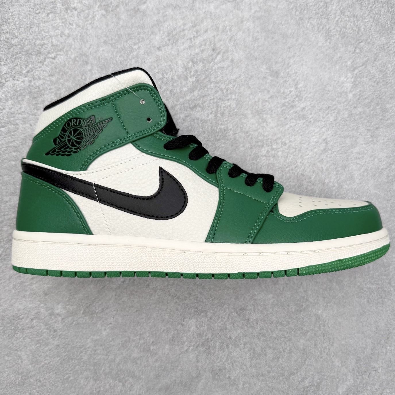 图片[5]-＃福利特价 Air Jordan AJ1 Mid 中帮系列 百分百全新货品 零氧化发霉 给足利润空间操作 超乎所想的高性价比 原装楦头纸板开发 完美鞋型 超高清洁度 鞋型不臃肿别扭 原厂内置全掌气垫 A模大底 鞋舌AJ原厂专用牛津布 AJ专用反口珍珠布 原厂无杂质高弹内里海棉 特殊封边弹力鞋带 原鞋开模 拒绝公底 购置公司同步原材料 都有细节原汁原味 忠于原版 尺码：36 36.5 37.5 38 38.5 39 40 40.5 41 42 42.5 43 44 44.5 45 46-选品中心