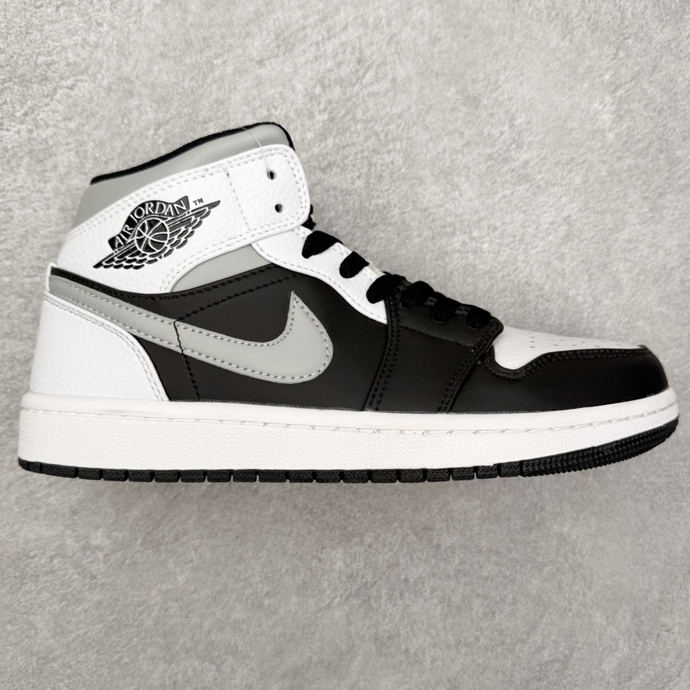 图片[7]-＃福利特价 Air Jordan AJ1 Mid 中帮系列 百分百全新货品 零氧化发霉 给足利润空间操作 超乎所想的高性价比 原装楦头纸板开发 完美鞋型 超高清洁度 鞋型不臃肿别扭 原厂内置全掌气垫 A模大底 鞋舌AJ原厂专用牛津布 AJ专用反口珍珠布 原厂无杂质高弹内里海棉 特殊封边弹力鞋带 原鞋开模 拒绝公底 购置公司同步原材料 都有细节原汁原味 忠于原版 尺码：36 36.5 37.5 38 38.5 39 40 40.5 41 42 42.5 43 44 44.5 45 46-选品中心